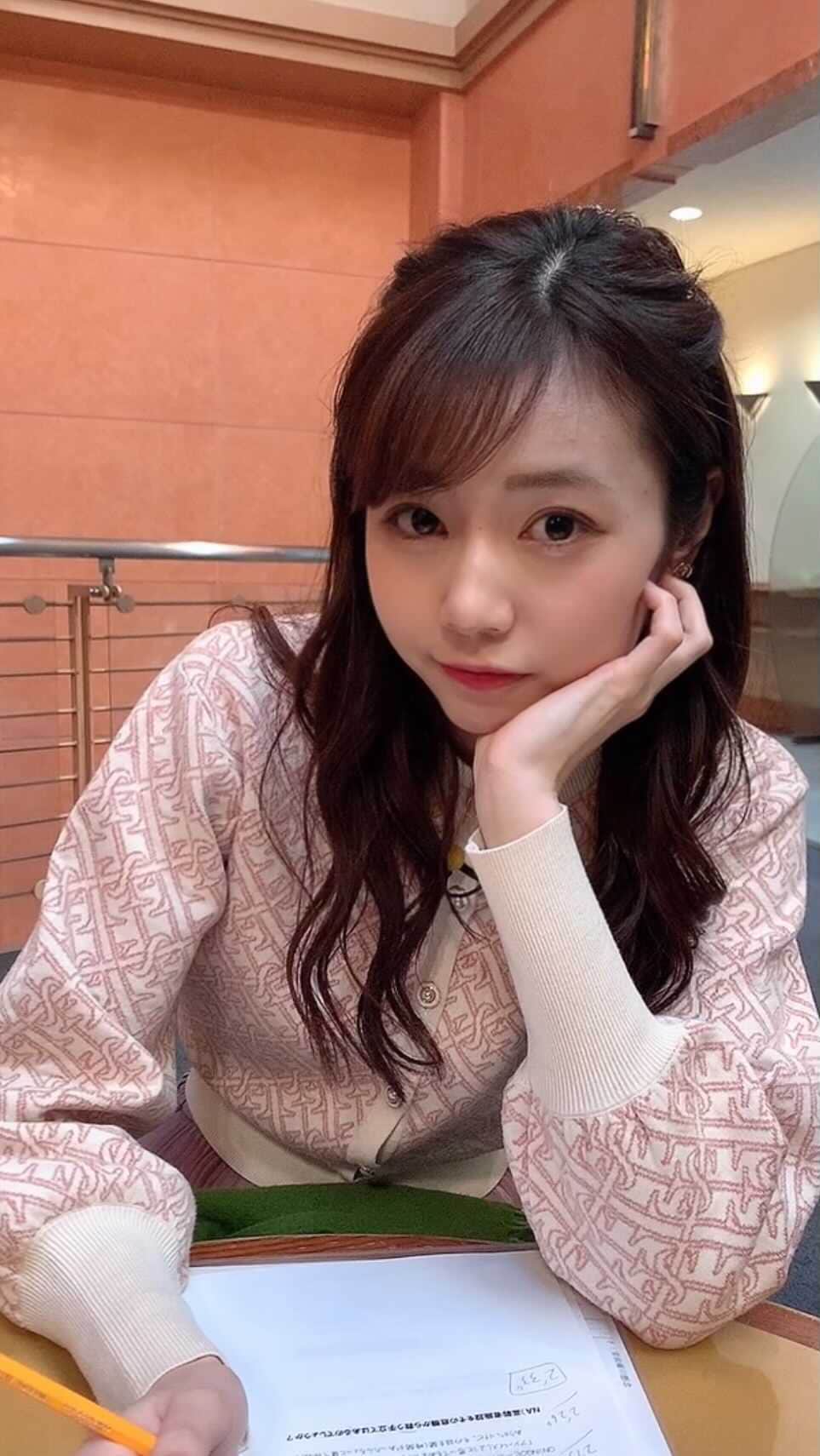 杉浦みずきのインスタグラム：「. アナウンサーのお仕事裏側 空き時間🌷 TBSのいろんなところに出没するスギウラ スカート可愛くてはしゃいでます😆笑 ・ ・ #サンデーモーニング  #衣装 #TBS #tbs #報道番組」
