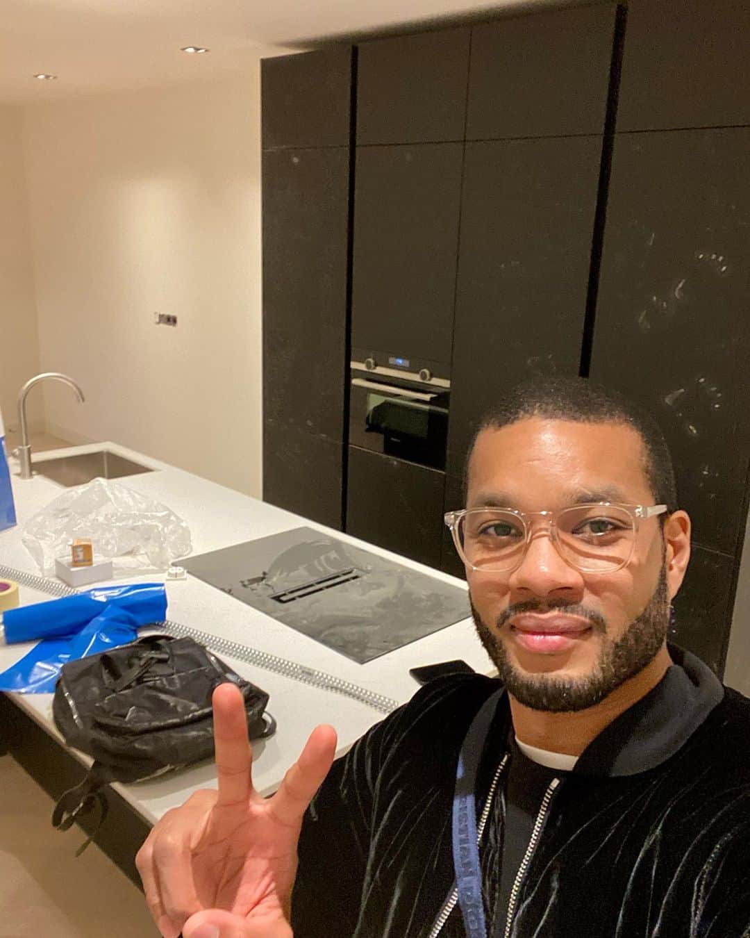 カルフィン・ヨン・ア・ピンのインスタグラム：「We’ve started a project some months ago in downtown Amsterdam. It’s finally coming to an end and I’m so happy with the result! Swipe all the way to right to see how this room used to look 😊  アムステルダムのダウンタウンで数か月前にプロジェクトを開始しました。 ようやく終わりに近づき、結果にとても満足しています！ この部屋が以前どのように見えたかを確認するには、右端までスワイプします😊」