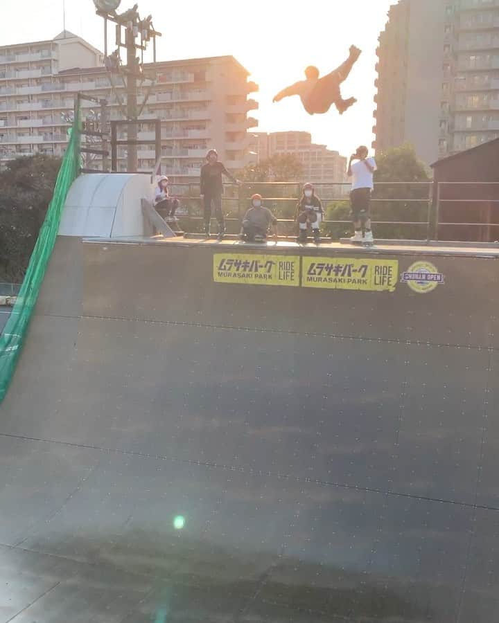 安床武士のインスタグラム：「One line at @murasakiparktokyo . 🎥 : Shimazaki. @usdskates  @goodskates_inc  @canamonroad_japan  @lzbn_official  @papasu1048  #usdskates #usdaeon #aeon72 #rollerblading #blading #inlineskate #vert #インラインスケート #ローラーブレード #ハーフパイプ #takeshiyasutoko #安床武士 #sunset」