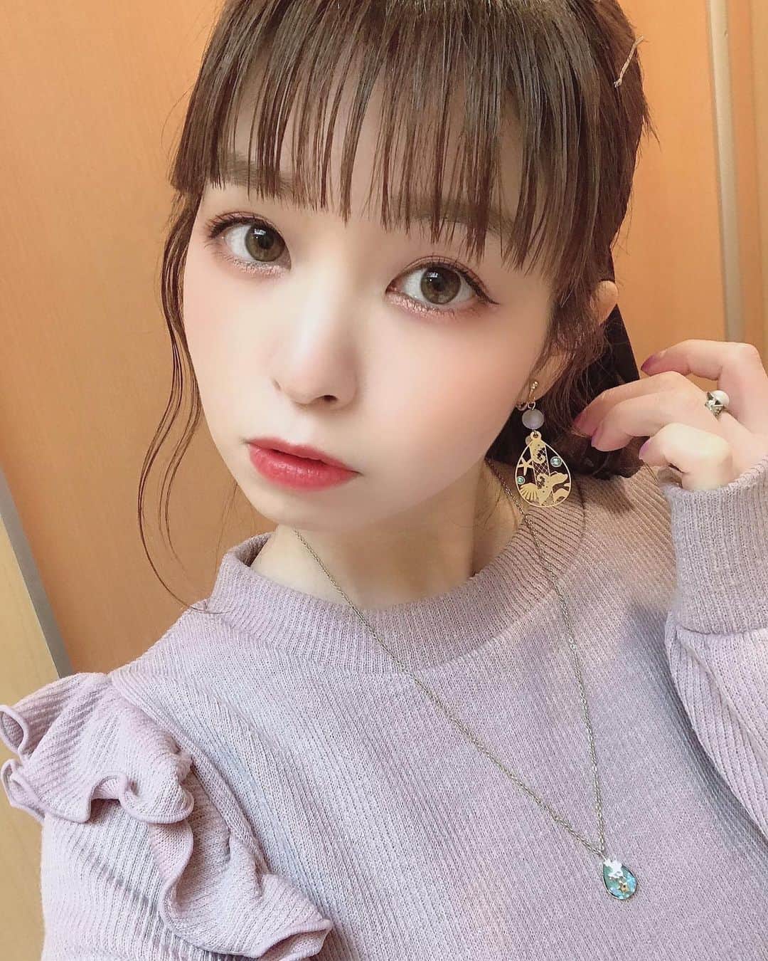 春奈るなのインスタグラム：「今日はベルメゾンさんでお迎えしたオクタのイヤリングつけた〜☺️💜 概念がつめこまれててめちゃめちゃ可愛い🤦‍♀️💜  #earrings」