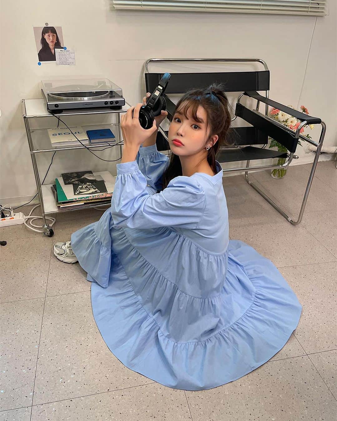 Chuuのインスタグラム：「봄이 오는 소리💙  탄탄한 코튼 소재의 캉캉 미니 원피스로 러블리 & 큐티한 매력이 뿜뿜한답니다✨ 부담 없는 미니 기장으로 데일리룩으로화사하게 예쁜 원피스😊 기분 내고 싶은 날~ 레더재킷만 툭 걸쳐 코디해도 스타일리쉬한 코디 완-성!   #chuu#츄 #lovely_daily_look_chuu」