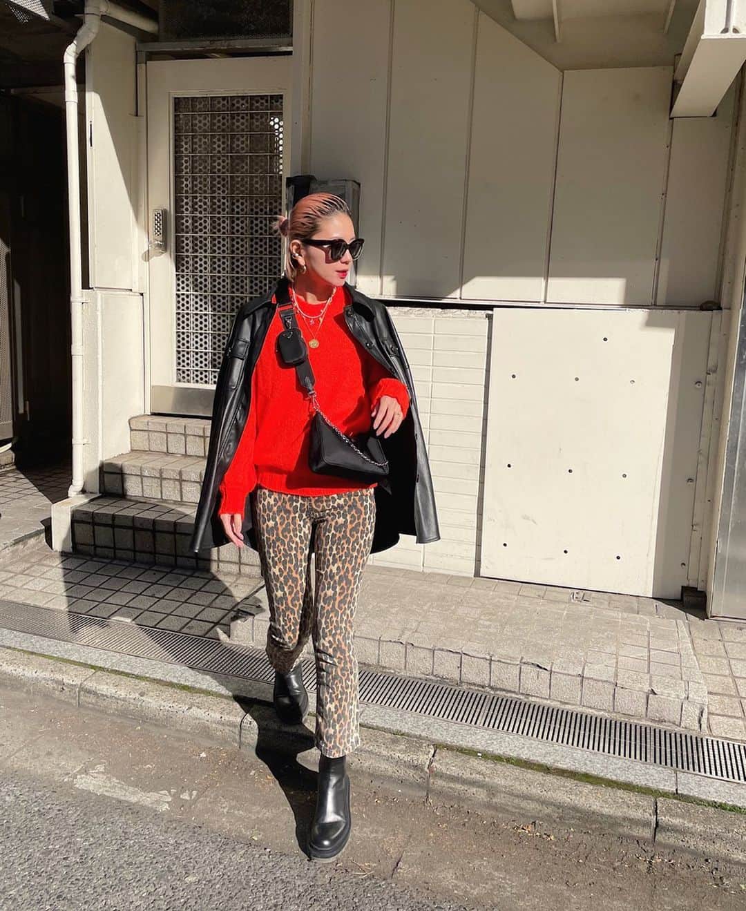 橋本江莉果のインスタグラム：「週末は暖かかった〜🤤🌼🍊🐆﻿ ﻿ 2月で軽アウターで過ごせるなんて、驚き🌈☀️💖﻿ ﻿ この日は旦那さんの通ってる歯医者さんに便乗して、歯のクリーニングをしてもらってツルピカに😁🦷✨﻿ ﻿ 検査も兼ねて行ったら、大きな虫歯が見つかって😂🦠◼️﻿ 今月中に治療することになりました🥲﻿ 痛くなかったから全然気づかなかった😅﻿ 定期的な歯のメンテナンスは大事ですね👩🏼‍⚕️🔍﻿ ﻿ 色素沈着がしにくい歯の磨き方も教わったし、美容の大事な一部の歯もしっかりケアしていきたいなと改めて💛🧡﻿ ﻿ #coordinate #outfit #ootd #fashion #style #styling﻿ #orange #leopard ﻿ クレジットは #WEAR 👉🏻【erica0114】﻿ またはタップにて👆🏻📝」