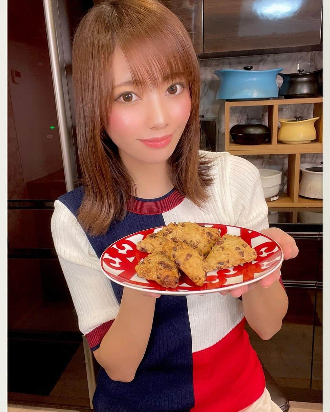 ゆなゆあさんのインスタグラム写真 - (ゆなゆあInstagram)「=•=•=•=•=•=•=•=•=•=•=•=•=•=•=•=•=•=•=•=• 今日のYouTubeは…Healthy valentine sweets 前回の動画でお話したスーパーフード【カカオニブ】 を使ったヘルシーバレンタインスイーツ動画🍫♥ =•=•=•=•=•=•=•=•=•=•=•=•=•=•=•=•=•=•=•=•  少しだけ置き換えて......少しだけ甘やかす....... そんな欲張りさん向けバレンタインレシピ…🍫🎁  【カカオニブのサクサクビタースコーン🍪】 置き換え＋甘やかし！といった少し欲張りな内容の スーパーフードスイーツを作る動画です📹  アレルギーを発症しにくいスペルト小麦や グラスフェッドバター、パームシュガーなど 比較的身体に優しい材料に置き換えながらも 美味しく食べられるビターで大人なスコーンです👩🍪✨  🟦 🔲 🟦 材料 🟦 🔲 🟦   有機スペルト小麦　　　  ２５０g 有機ベーキングパウダー　小さじ４ アーモンドプードル　　  １０g グラスフェッドバター　  ６０g パームシュガー　　　  ５０g ダークチョコレートチップ　１００g 卵　　　　  1個 豆乳　　　　 大さじ４ カカオニブ  ５０g 塩　　  少々  🔲 🟦 🔲 🟦 🔲 🟦 🔲 🟦  ※カカオニブの1日の摂取量は体重１０kgあたり 小さじ１なので、スコーンは何日間かに分けて 食べるのがオススメです。  バレンタインのご褒美スイーツにピッタリな レシピなので是非チェックしてみて下さい🗒🐵🍫✨ … … 今回のYouTube ▷ 【身体に優しいバレンタインお菓子！ 置き換え＋甘やかし欲張りスーパーフードスイーツ】 毎週月曜日21:00〜 『ゆなゆあスーパーフードクッキング』 ※TOPページリンクからyoutubeに飛べます。 ✪ ✪ #ユーチューブ #スーパーフード #カカオニブ #カカオ #バレンタイン #ヘルシースイーツ #スコーン #カカオニブスコーン #カカオ豆 #スイーツ #お菓子作り #ヘルシーおやつ #アレルギー #ゆなゆあクッキング #スーパーフードアドバイザー #ウェルネスライフ」2月8日 19時02分 - yuna_yua