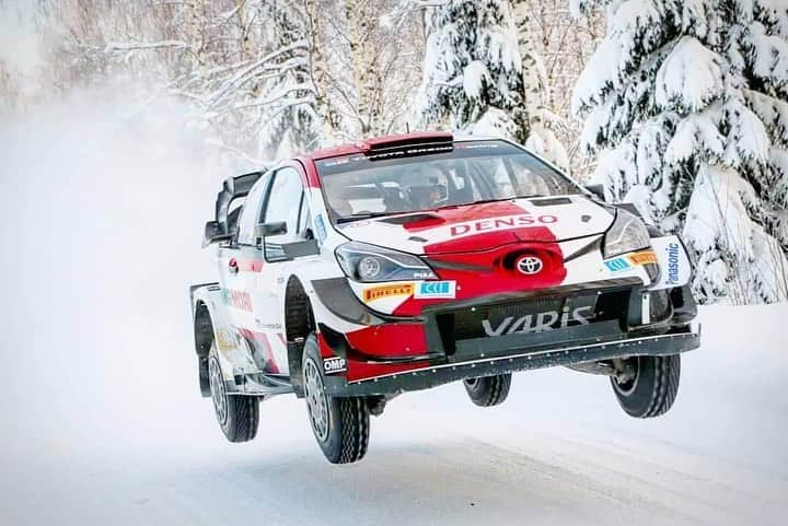 勝田貴元さんのインスタグラム写真 - (勝田貴元Instagram)「Flying YarisWRC in the winter wonderland ❄️  ギンギラ銀世界に全くさり気無くない爆音のヤリスが飛びながら通過した時の写真集❄️  📸 J-P Motorsportmedia #TK18」2月8日 19時04分 - takamotokatsuta