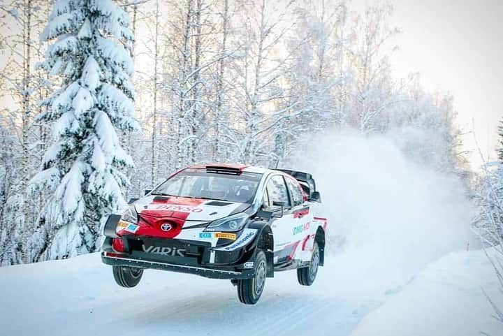 勝田貴元さんのインスタグラム写真 - (勝田貴元Instagram)「Flying YarisWRC in the winter wonderland ❄️  ギンギラ銀世界に全くさり気無くない爆音のヤリスが飛びながら通過した時の写真集❄️  📸 J-P Motorsportmedia #TK18」2月8日 19時04分 - takamotokatsuta