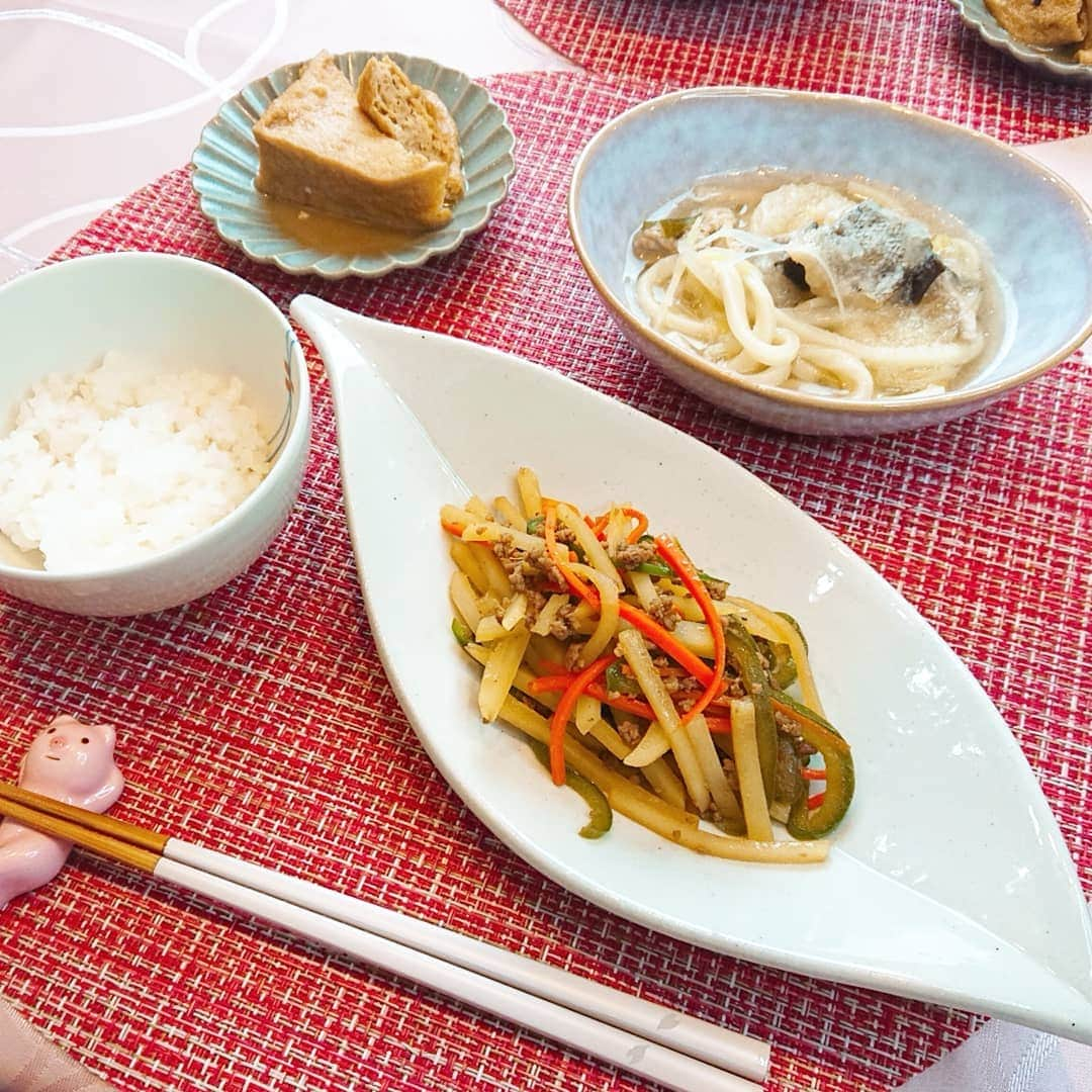 佐藤実絵子のインスタグラム：「〔じゃがいもと挽き肉炒め〕ごはんのきろく🍚🍴 * シンプルだけど美味しいおかず☺️#オレンジページcooking より。 旦那さんに好評で、ほぼ青椒肉絲でうまいと言われたけど、中華風の味付けは使っていない(笑) お醤油系の味付けですがちょっとお酢が入ってるのが良いんだと思うなー * そして、前日のみぞれ鍋にうどんをいれて。 #作ってみりん の収録のときからうどん入れたら美味しそうだよねと話してたんだけど、もうめっちゃめちゃ美味しかったです！ * * #みえこごはん #レシピ #二人ごはん #ふたりごはん #おうちごはん #おうちごはんlover #しあわせごはん #家庭料理 #献立 #デリスタグラム #デリスタグラマー #クッキングラム #てづくりごはん365 #フーディーテーブル #うつわ好き #うつわ #instafood #lovefood #instalove  #foodstagram #japanesefoods」