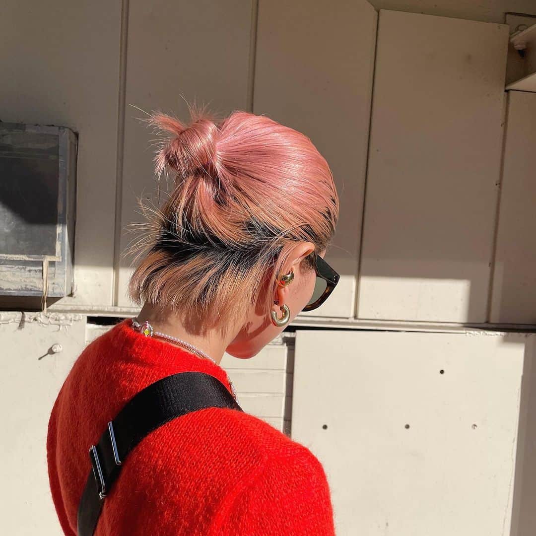 橋本江莉果のインスタグラム：「お団子ができるようになった🍡💓﻿ ﻿ おくれ毛と呼んでいいのか分からないくらい、おくれ毛出すぎて、まだ全部は結べませんが😂(下の方だとぜんぶ結べます🥴🪄)﻿ ﻿ 本当はバサッとまたいきたいとこですが、やっぱり髪の毛結ぶのも好きだから、一旦伸ばしつつ、ちょっと変化をつける予定です🤏🏼😉💕﻿ ﻿ 最後に美容院行ったのが約2ヶ月前なのに、ずっとこの #ピンクヘア を維持できたのは、本当すごい👏🏼🤣💖﻿ ﻿ 染まりムラはあるけど、それもナチュラルでかわいいし☺️🎀﻿ ﻿ 明後日ようやく美容院なので、キレイにしてもらえるのが楽しみすぎる🤩🎨💫﻿ ﻿ ちょうどあのピンクシャンプー&トリートメントの2本目も終わりかけなので、明後日ピンクに染めてもらったら、ひとまず見納めかなと💗﻿ ﻿ すごく気に入ってたので名残惜しいですが、もう次にやる色は決まってるんだ🥳🌈﻿ ﻿ 今年もカラフルにいきます〜🍎🍐🍊🍋🫐🍇﻿ ﻿ #hair #pinkhair #hairstyle #haircolor #hairstyles #pink #ピンク #ヘアスタイル #ヘアアレンジ #お団子ヘア」