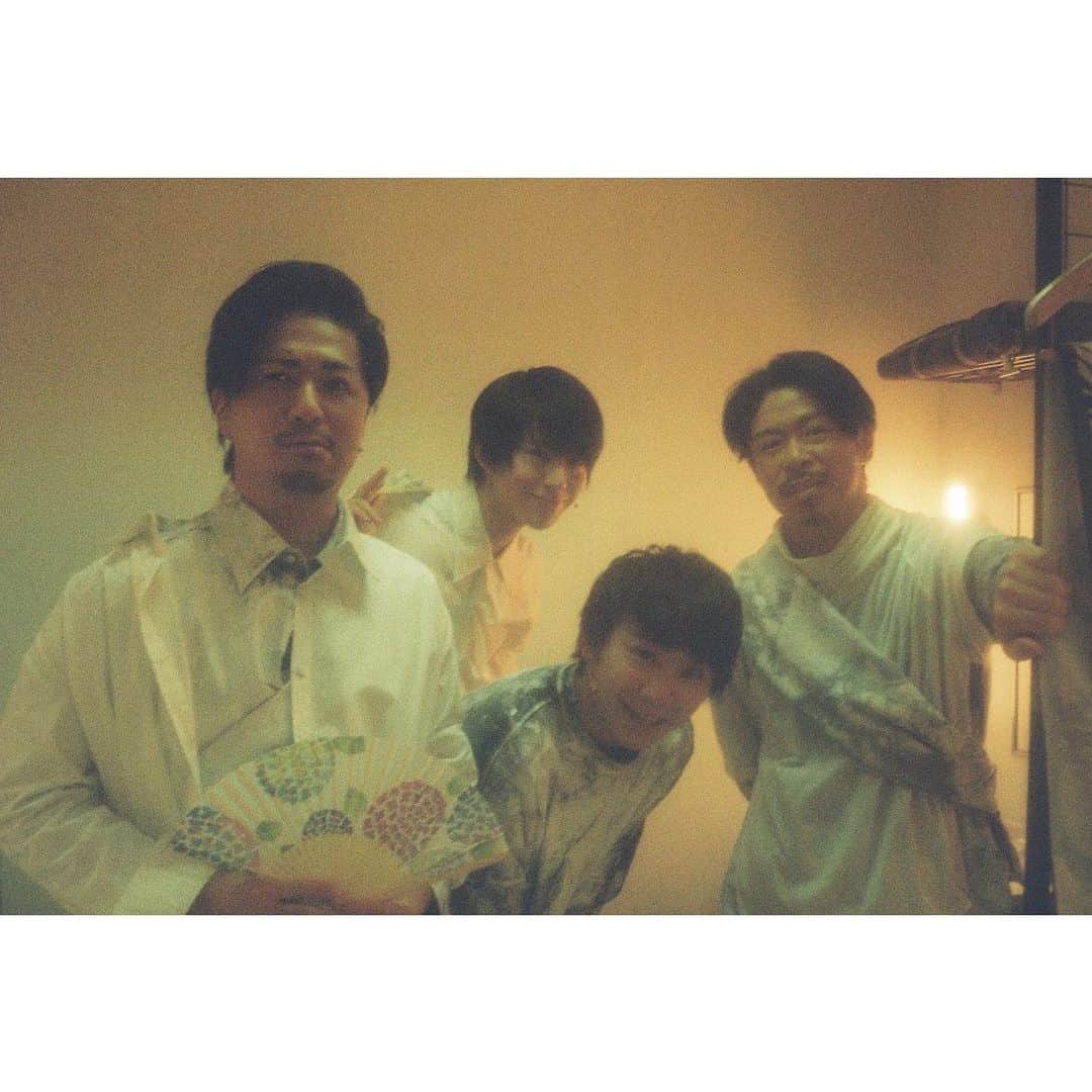 須賀健太のインスタグラム：「あるはんの写真ーーー フィルムで撮ってもらいました！！ 昨日までやってたとは信じられんな😳 今日はこの後次の作品の準備へ… 短い期間だけど濃厚になりそうな予感…」