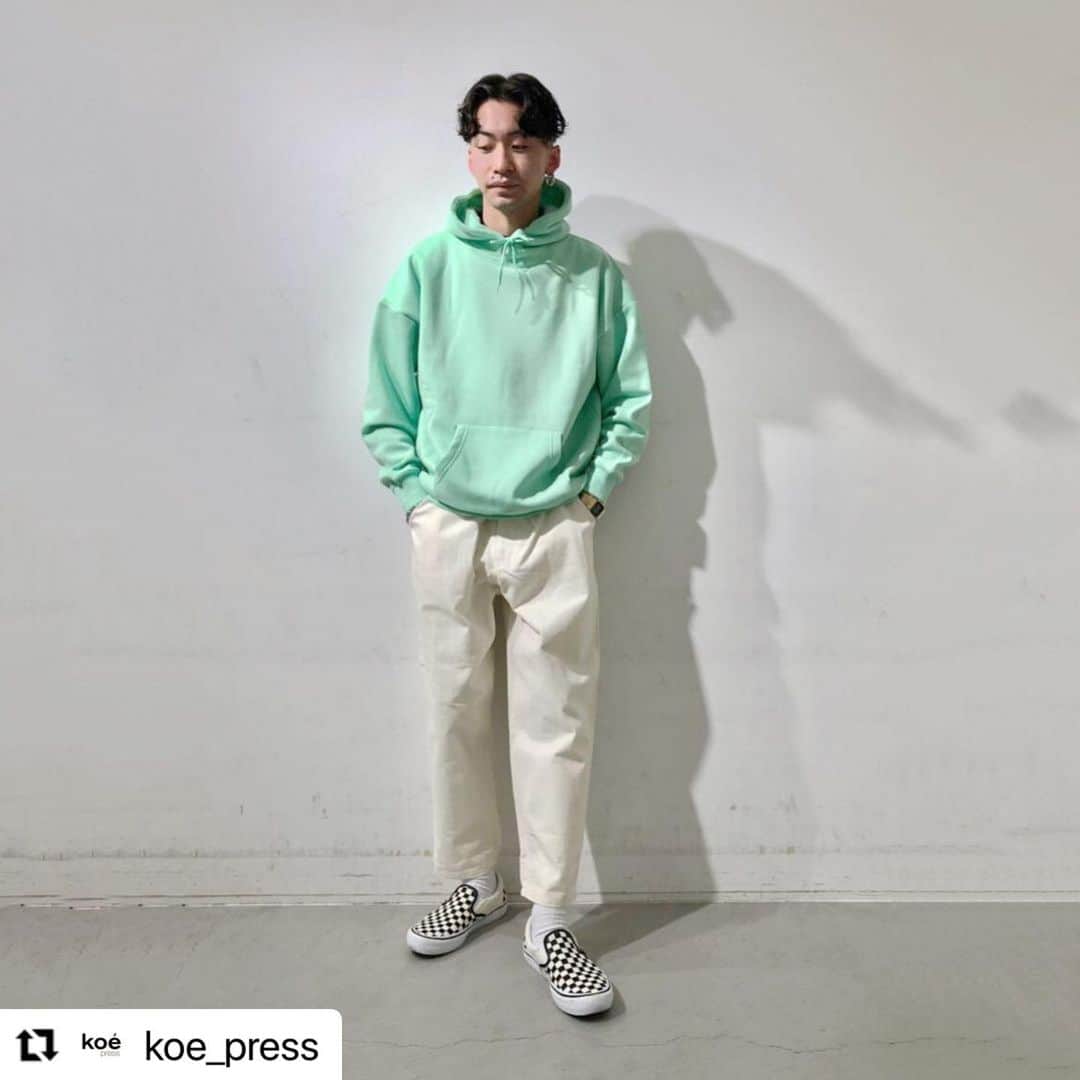 コエのインスタグラム：「#Repost @koe_press ・・・ . . STAFF名:井上波衣音　@haine_illust_ @haine__wear__  身長177cm 店舗名：ららぽーと海老名店 ————————————﻿ 【着回しアイテム】 TC裏起毛パーカー21S ¥3,289+税（通常価格）﻿ ————————————﻿ 【スタイリングポイント】 着用サイズ:XL カラー:Green  蛍光グリーンを取り入れた、トレンド感のあるストリートコーデに仕上げました！ ビビットなパーカーは一見手に取りずらいですが、ボトムスに定番のオフホワイトを差し込めば、簡単にお洒落なコーデが決まります。パーカーは柔らかな素材感の為、着心地も抜群です！また、裏起毛なのでこの時期でもとても暖かく着て頂けます。しばらく肌寒い日が続きますが、トレンドカラーから春を取り入れてみてはいかがでしょうか🍏  ————————————﻿ 【コーディネートアイテム】 イージーペインターパンツ ¥6,819+税（通常価格）  ————————————﻿ @koe_pressのTOPページから ECサイトをチェック！ 税込み¥6,000以上お買い上げで送料無料です。 ————————————﻿ #ジェンダーレス #genderless #genderlessfashion #genderlessclothing #スタッフコーデ ﻿#koeスタッフコーデ #koeコーデ #きれいめコーデ #プチプラ #チェックシャツ #きれいめカジュアル #シンプルコーデ #デイリーコーデ #冬コーデ #今日のコーデ #今日のコーディネート #きょコ #春コーデ」