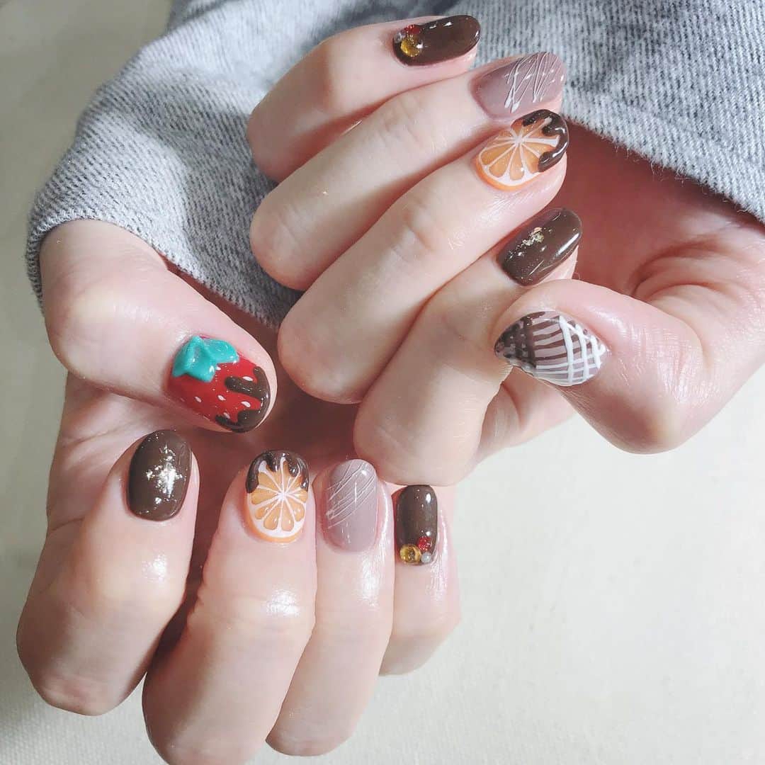 なかやまちえこのインスタグラム：「chocolat nails🍫⠀ （デザインはイメージお伝えいただいて🙏）⠀ ⠀ #nail #nails #nailart #ネイル #美甲 #ネイルアート  #japanesenailart #manucure #japanesenails #manicurist #gelnails #أظافر #네일아트 #미용 #vẽmóng #valentinenails #バレンタインネイル #バレンタイン #valentine  #チョコレートネイル #chocolatenails @ousakichiyo」
