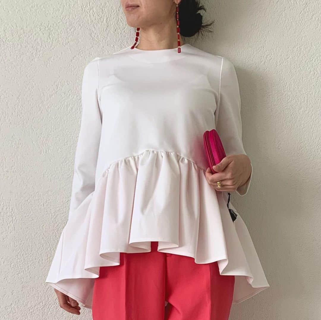Tsuru by Mariko Oikawaのインスタグラム：「【Online store limited!】 Gala/WHITE ¥18,000+tax  ペプラムが華やかに立ち、お尻にかけて長めに仕立てたデザインはパンツ合わせでもシルエットを気にせず着て頂けます♪  ポンチ素材で着心地がよく、きちんとした印象的もあるので、様々なシーンで大活躍◎  #tsuru #tsurubymarikooikawa #2021ss #onlinestorelimited」