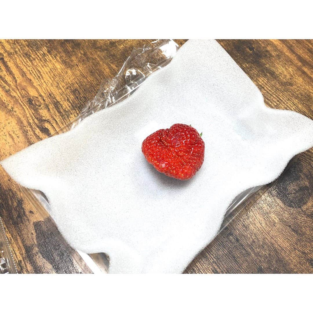 彩香さんのインスタグラム写真 - (彩香Instagram)「＊ #ヒロロ の#さとちょう で買ったいちごをJと食べました🍓 あまおうだよ〜(*´∇｀*) 一番最後の写真は、梅干しがのったご飯に見えたので撮っちゃいました笑笑 美味しかった〜✌🏻 ＊ ＊ ＊ #ヒロロ #さとちょう #いちご #あまおう」2月8日 19時17分 - saika_ringomusume