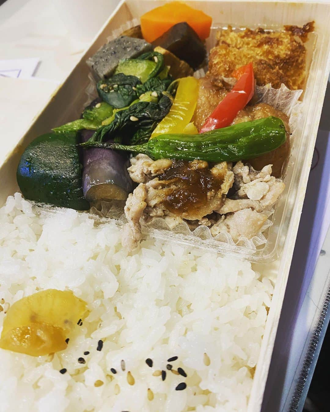 大根仁のインスタグラム：「マシーン日記日記、３ステージ目。こらまでより客席のリアクションが重かったのは記者さんが多かったからかな。ともあれ大成功でしたー。ご覧いただいた皆様、ありがとうございました！画像は最近、業界で評判の「ちとせ」のお弁当。　#マシーン日記」