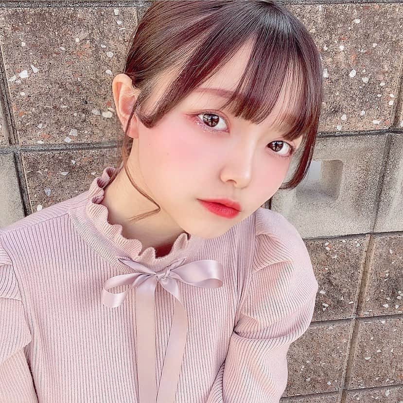 のインスタグラム：「最近髪結んでなかったから首に違和感しかなかったなぁ( ¯▽¯ ) ・ ・ ・ ・ ・ ・ ・ #ポニーテール #リボン #ピンクメイク」