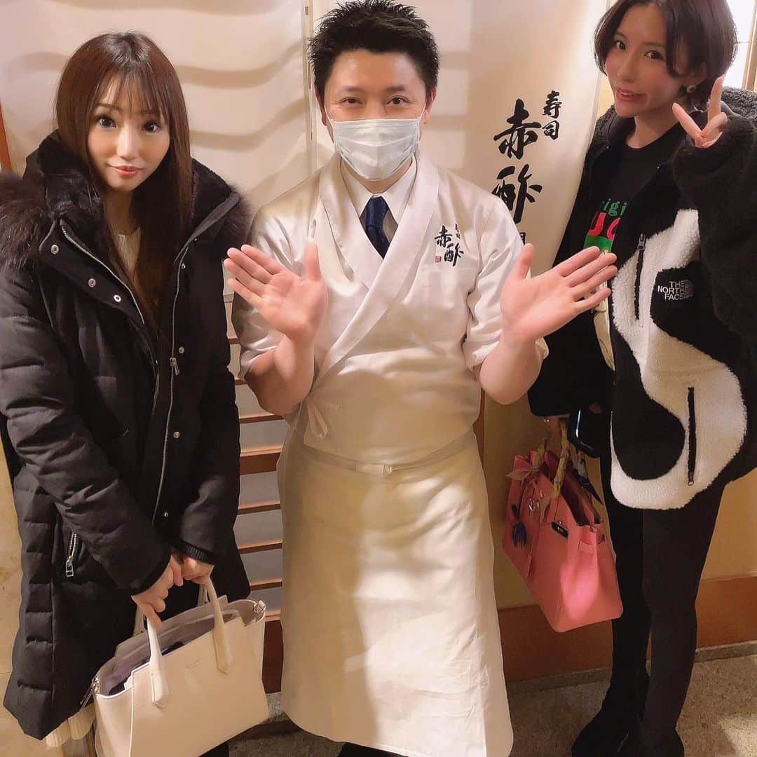 ちゃんうさのインスタグラム：「『赤酢 望月』 最後の巻きもの🍣どうしてもお腹いっぱいすぎて、極シャリコマをお願いしたら想像をはるかに超えてきはった😆(最後の写真参照)  いつも楽しい時間をありがとうございます💕  #ちなみにウニもシャリコマ  #かわいい #😆 #赤酢 #寿司赤酢 #寿司赤酢望月 #🍣 #寿司 #お寿司 #北新地 #会食 #楽しかった #sushitime #sushilovers #sushi #gourmet #japanesefood #japan_photo」