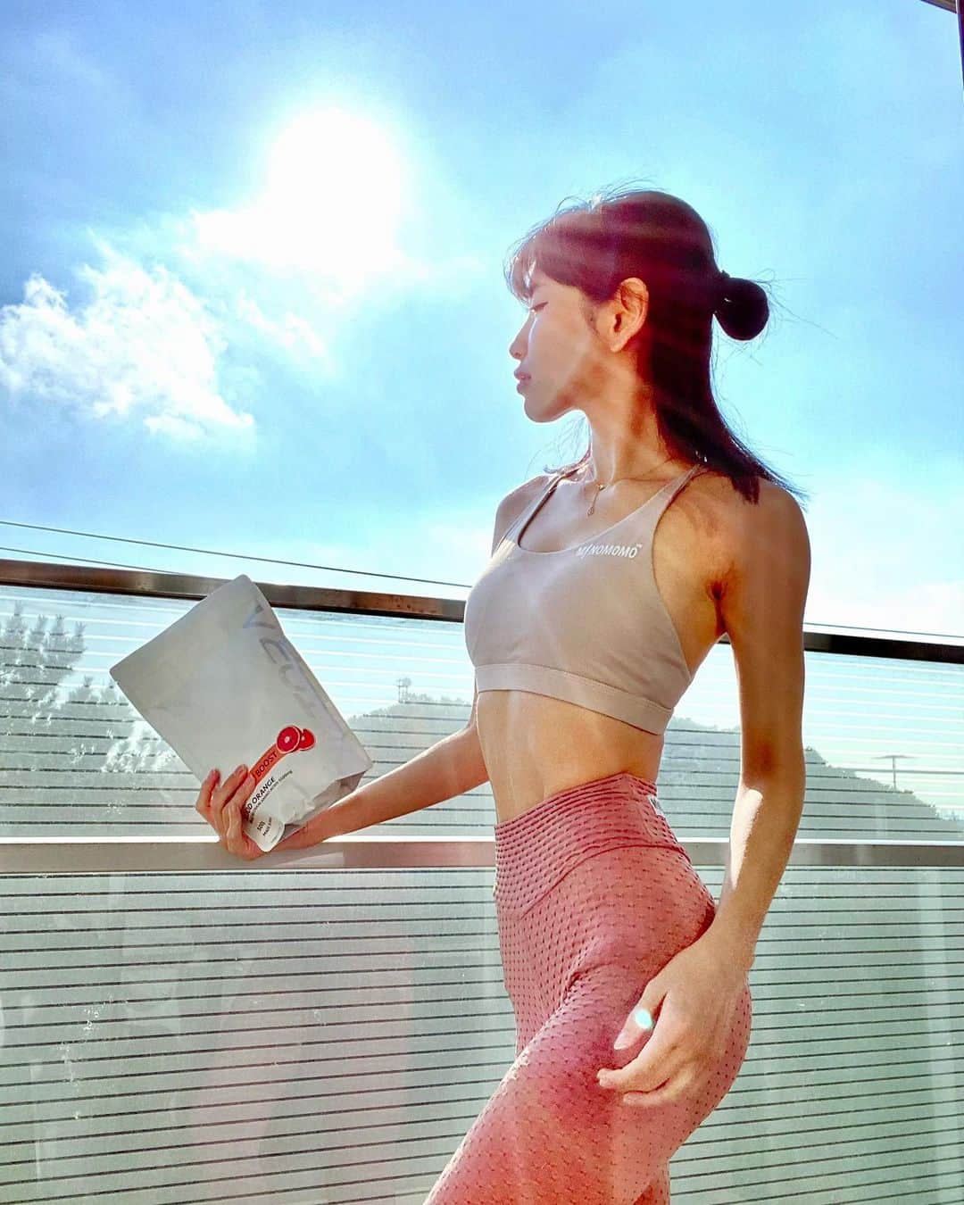 のインスタグラム：「♡ I got new proteins. 人工甘味料不使用ですっきりしていて飲みやすい🔥 BACCザ・ブーストの方は体動かしたいけどパフォーマンスが悪いって時におすすめです。 マルトデキストリンがすぐエネルギーになってくれます🔥  @ultora_official #ULTORA #ウルトラ  #ホエイダイエットプロテイン  #BCAA #PR #プロテイン #トレーニング」