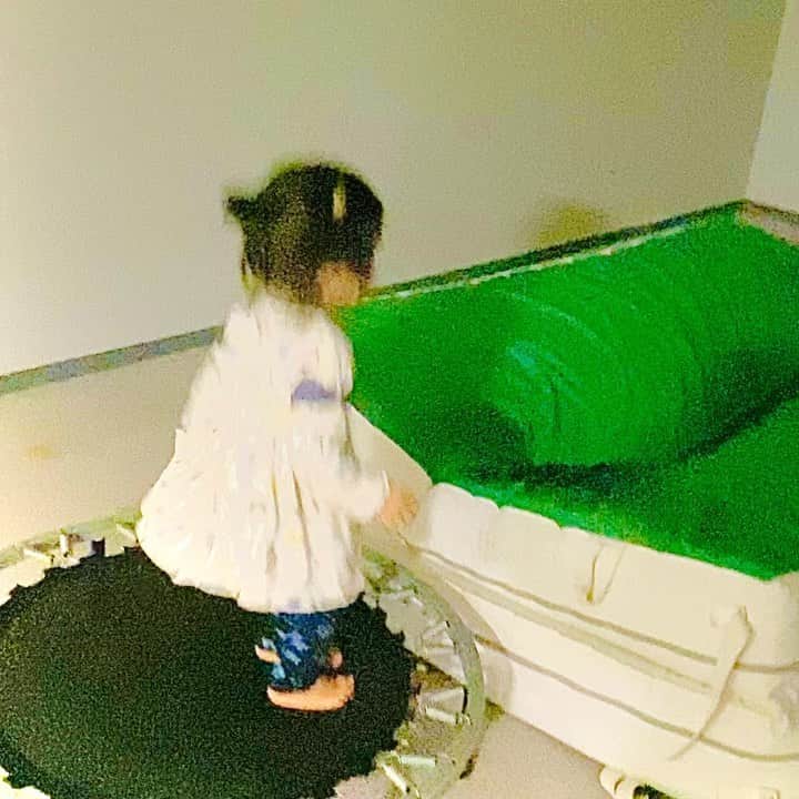 中川真依のインスタグラム：「. 3歳になってますます活発になってきました🤪 またプール行きたいね☺️♬ #3歳1ヵ月 #ますます活発に #体力おばけ #コロナおちついたら  #またプール行こうね」