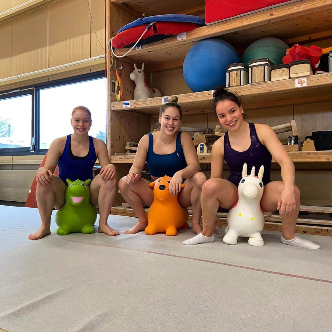 ジウリア・シュタイングルーバーのインスタグラム：「🦖🐶🦄 #training #fun #chicas #nachderarbeitkommtdasvergnügen」