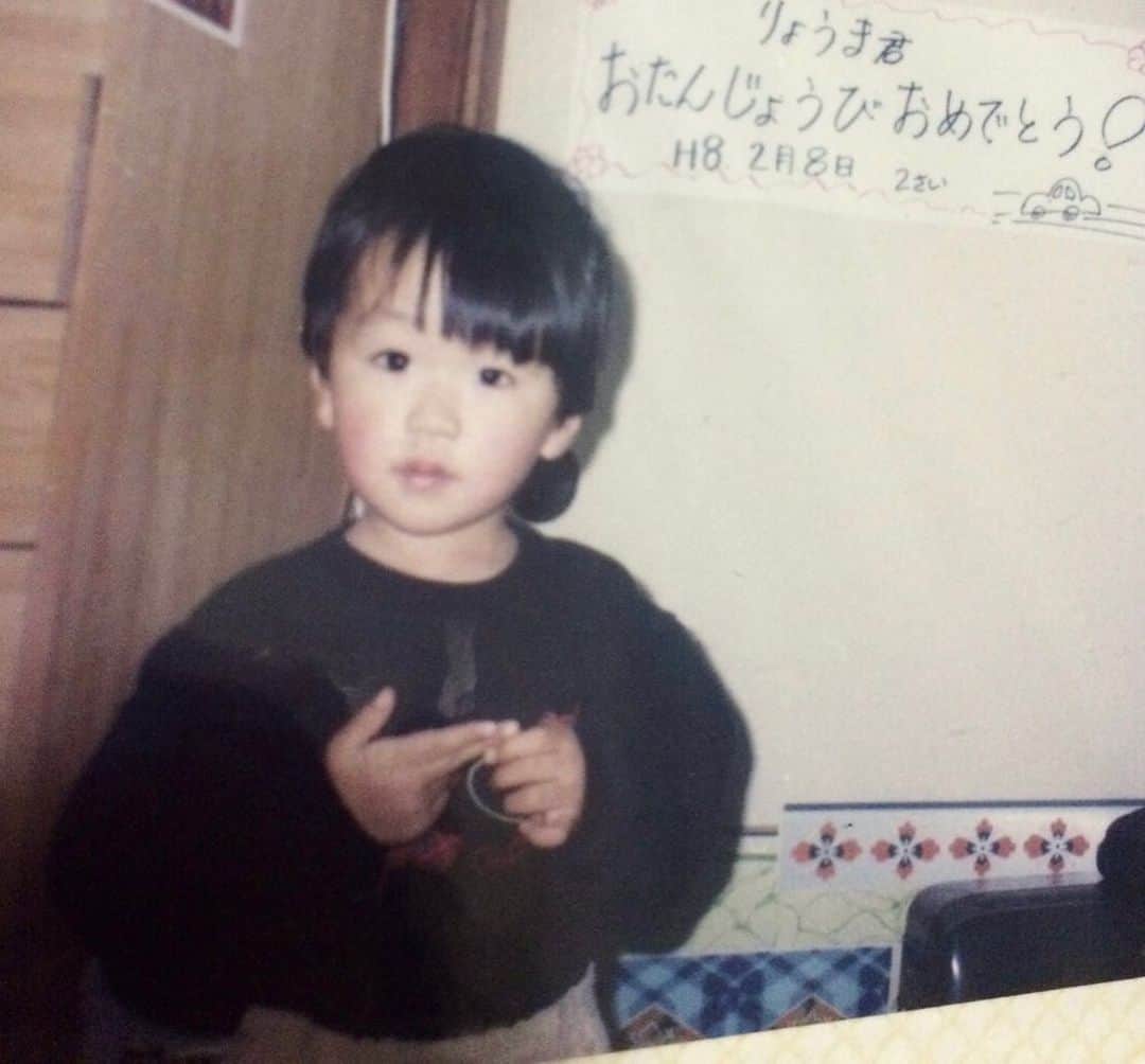 松田遼馬のインスタグラム：「25年前？の今日かな🤔 歳取りましたねー☺️笑」