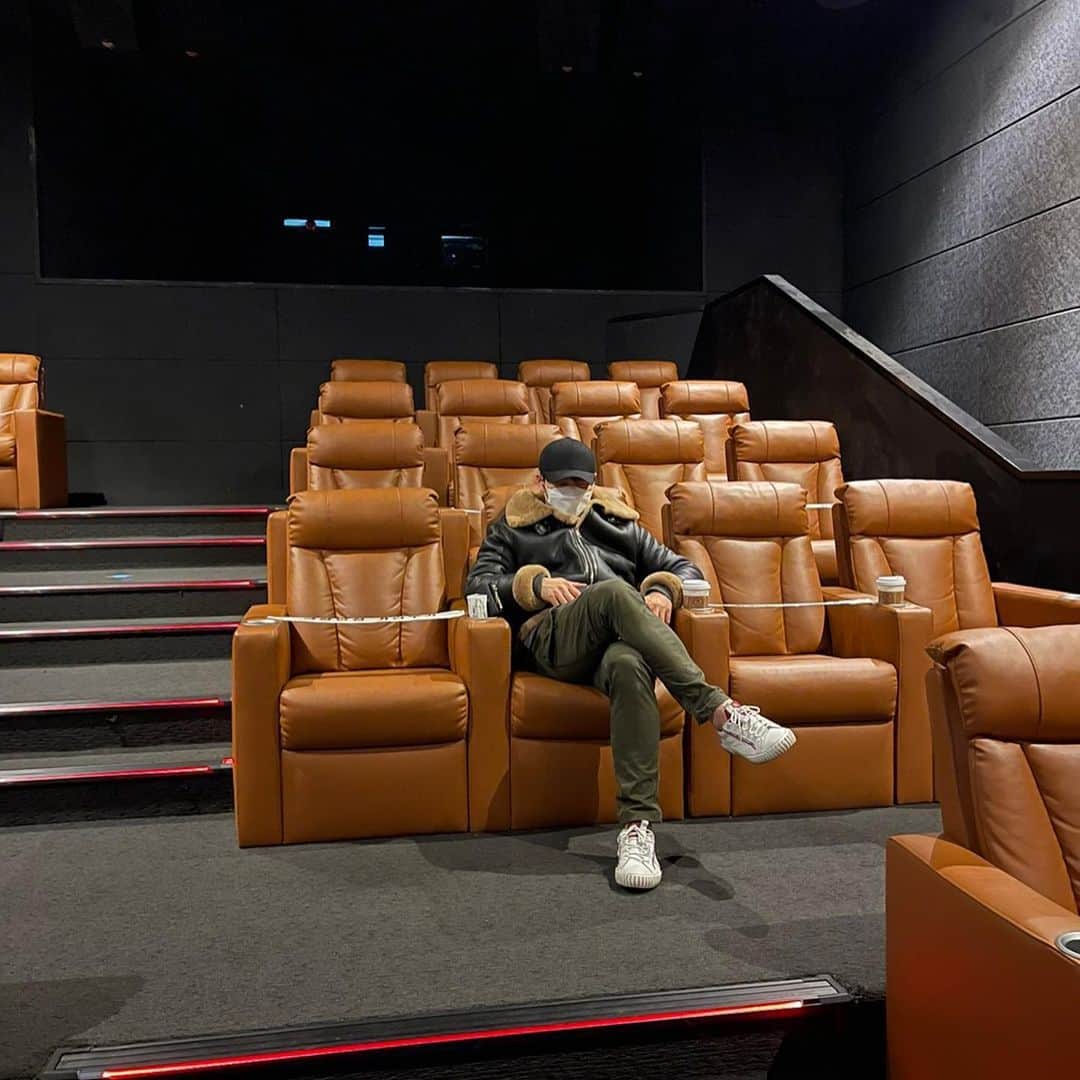 パク・ジュヒョンのインスタグラム：「어서 코로나가 종식되서 많은 사람들과 좋은영화들을 함께 관람하고 나눌 수 있는 날이 오길 #페어웰」