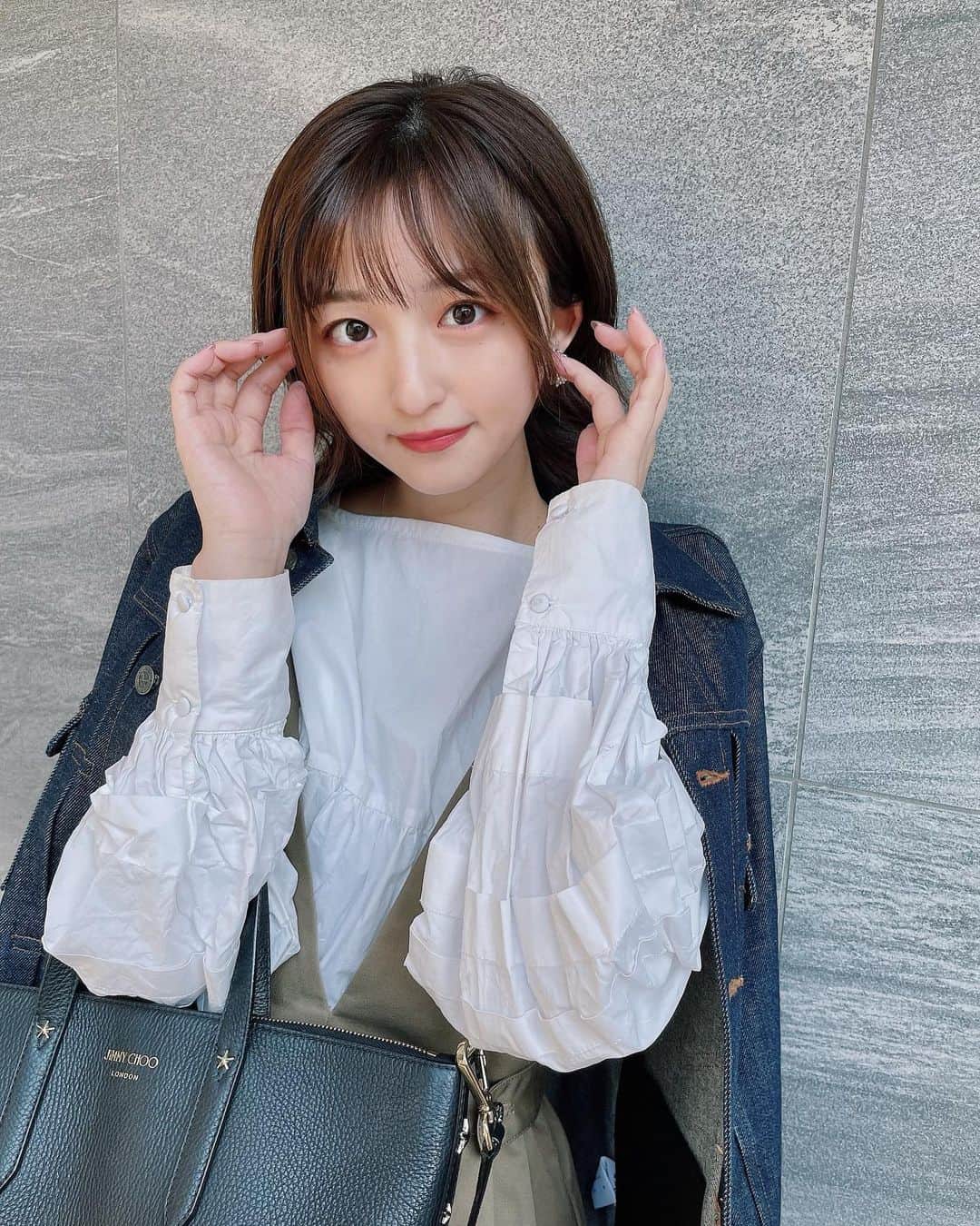 のインスタグラム：「﻿ ﻿ ﻿ ﻿ ﻿ 春っぽい気温になってきた🌸﻿ ﻿ ﻿ お仕事急遽お休みになったので﻿ 美味しいものをどこか食べに行きたいな〜﻿ ﻿ ﻿ ﻿ ﻿ Outer: @apc_paris  Tops: @whoswhochico  Skirt: @amerivintage  Bag:@ @jimmychoo  ﻿ ﻿ #ootd#花粉症#外ハネボブ#instagood﻿ ﻿ ﻿ ﻿ ﻿ ﻿ ﻿ ﻿ ﻿ ﻿ ﻿ ﻿」