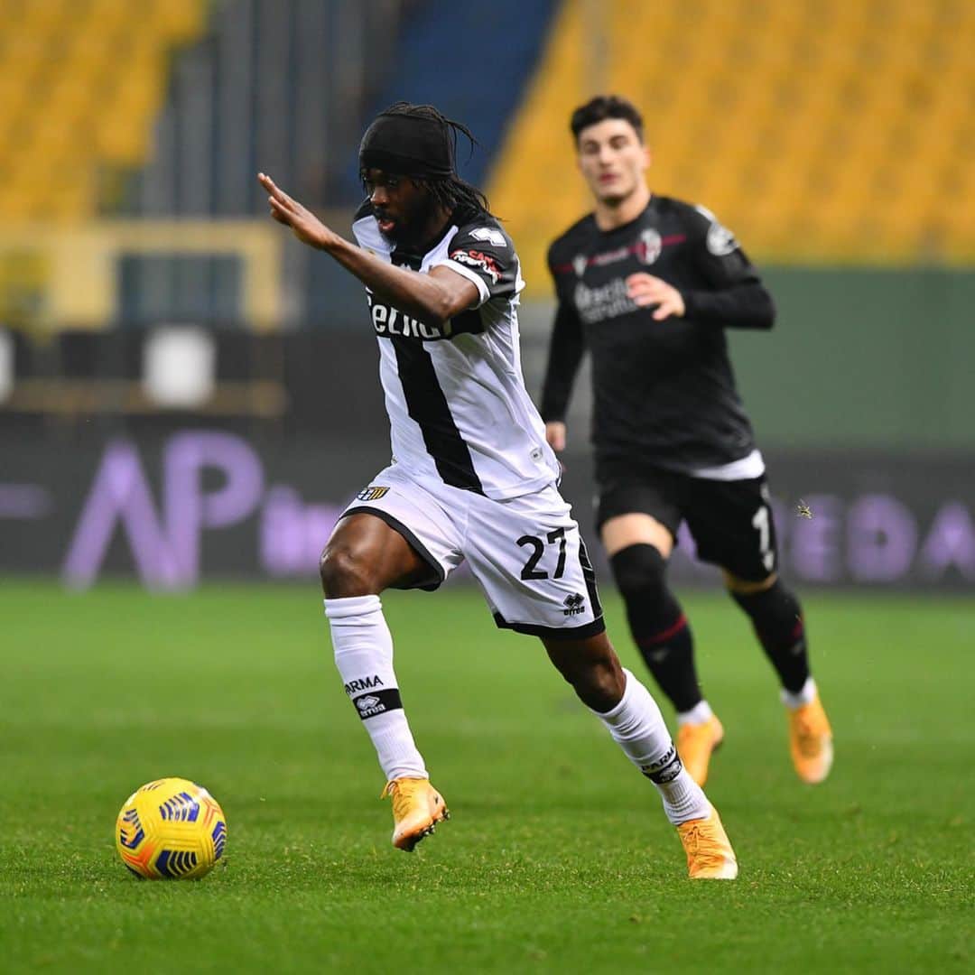 ジェルヴィーニョのインスタグラム：「Ora è solo il momento di lottare tutti uniti per un unico obiettivo. #ForzaParma 💛💙 ___________________________________________ @parmacalcio1913  @andreacantini.photos  __________________________________________ #parma  #italia  #calcio  #seriea  #game」
