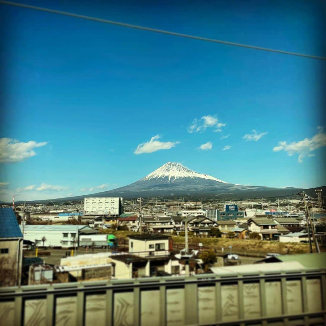 DJ AIKO 62さんのインスタグラム写真 - (DJ AIKO 62Instagram)「今日はきれいに見えた😊🗻！  いいことがありますように🙏✨  #富士山 #mtfuji #新幹線からの富士山  #富士は日本一の山  #美しい山 #beautiful #DJAIKO62 #新幹線」2月8日 19時22分 - djaiko62