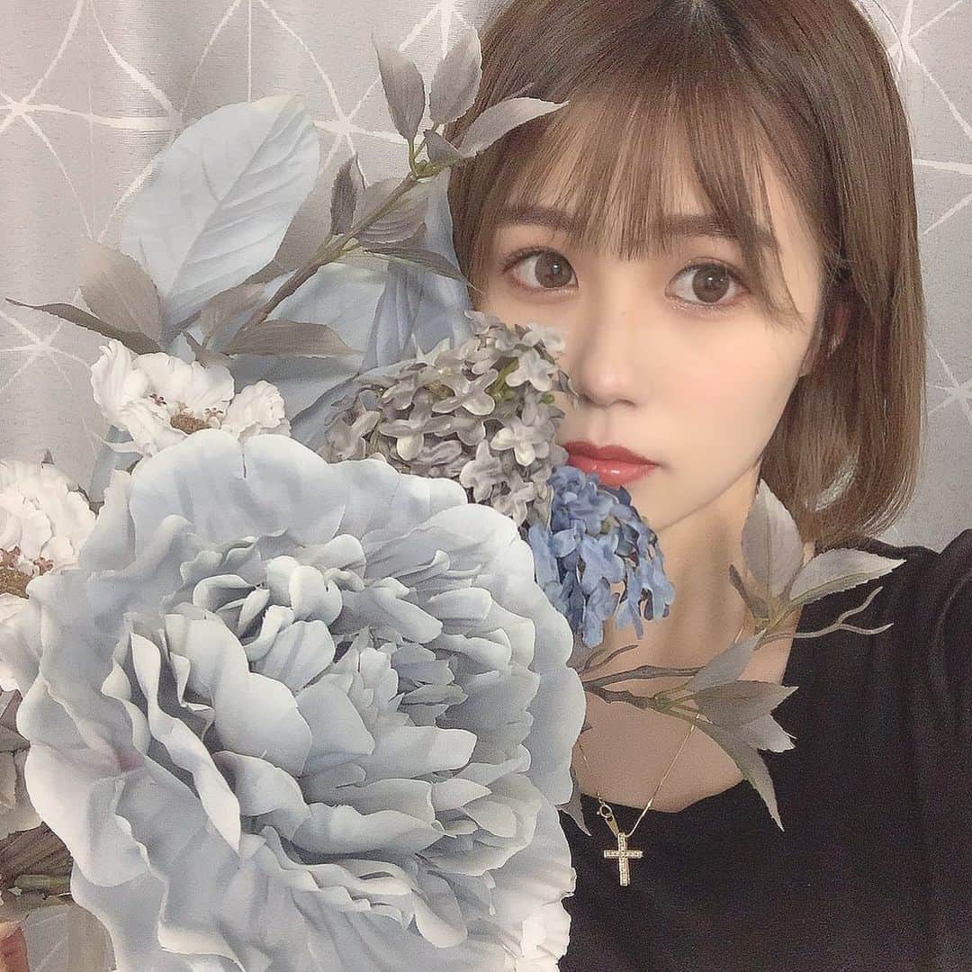 蒼井ちあきのインスタグラム：「とくに意味はない。  #造花#フラワーアレンジメント #おはなのあるくらし #ガンバサポ#サッカー#Jリーグ #生存確認」