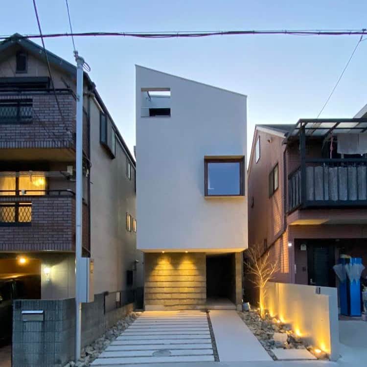 ミサオケンチクラボのインスタグラム：「『本山中町の家』オープンハウスのご案内 ・ 建築主様のご厚意により、私どもが設計・監理させていただいた『本山中町の家』のオープンハウスを、下記日時に開催させていただくことになりました。 住宅が密集する地域で、光庭を作って、明るく開放的な住まいを実現しています。 デザインはもちろんのこと、こだわりの材料やさまざまなノウハウを、随所にちりばめた住宅になりました。 ・ ■開催日時：2月20日（土）10:00～18:00 　　　　　　2月21日（日）10:00～16:00 ■建築場所：神戸市東灘区本山中町 ■お申し込み方法 下記お申し込み先にて、以下をお教えください。 ・お名前 ・ご住所 ・ご来場予定日時 ・人数 ・携帯電話番号（緊急連絡以外には使用いたしません） ・ご相談したいことがあればご記入ください。 ［お申し込み先］ 有限会社ミサオケンチクラボ E-mail：info@misaoarc.com （Instagramやfacebookのメッセージでも受け付けます。ご質問等もOKです）  ※個人の住宅ですので、完全予約制とさせていただいております。 ※新築・リノベーションをご検討中の方のみとさせていただきます。 ※興味本位での見学はお断りさせていただいております。 ※詳しい場所は、お申込み時にご連絡いたします。 ※万一、建物や器物を破損された場合は、弁償していただくことがあります。 ※小学3年生以下のお子様は、ご入場をお断りさせていただいております。 ※自動車でお越しの際は、近隣のコインパーキング等をご利用ください。  ※※※コロナウィルス対策と諸注意※※※ ・コロナウィルスの感染拡大が予想される場合は、直前に開催を中止させていただくこともございます。その場合緊急連絡先にご連絡させていただきます。 ・現地では、換気のために窓を開放しております。 ・消毒用アルコール、使い捨てビニール手袋を当方にてご用意しております。 ・マスクは各自ご用意いただき、必ず装着をお願いいたします。 ・体調のすぐれないお客様は、ご入場をご遠慮ください。 ・密集を避けるため、お申し込みが多数の場合、お断りさせていただく事があります。  #オープンハウス #OPENHOUSE  #新築#戸建住宅 #シンプル #モダン #デザイン#建築 #建築家 #建築家住宅 #注文住宅 #設計事務所 #simple #architect #architecture #design #home #左官 #天然スレート #光庭 #在来浴室」