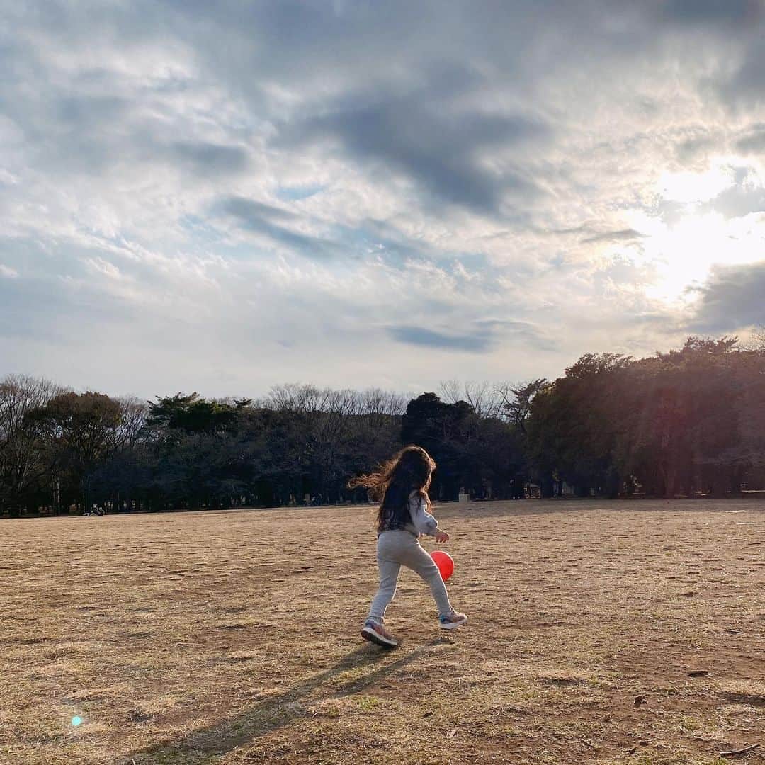 近藤千尋のインスタグラム：「最近はなんだかバタバタ 落ち着かなかった太田家🏠💦  お互いお仕事が早く終わり 子供達の有り余る体力を消費してから 夕方にはもうお風呂に入り今。笑🥰 久々の夫婦時間、 何か映画でも見よっとね📺  娘たちの走り回る姿を見て なんか気持ちがスッと晴れた🌈  家族時間、やっぱり大切✨✨✨  #躍動感　笑」