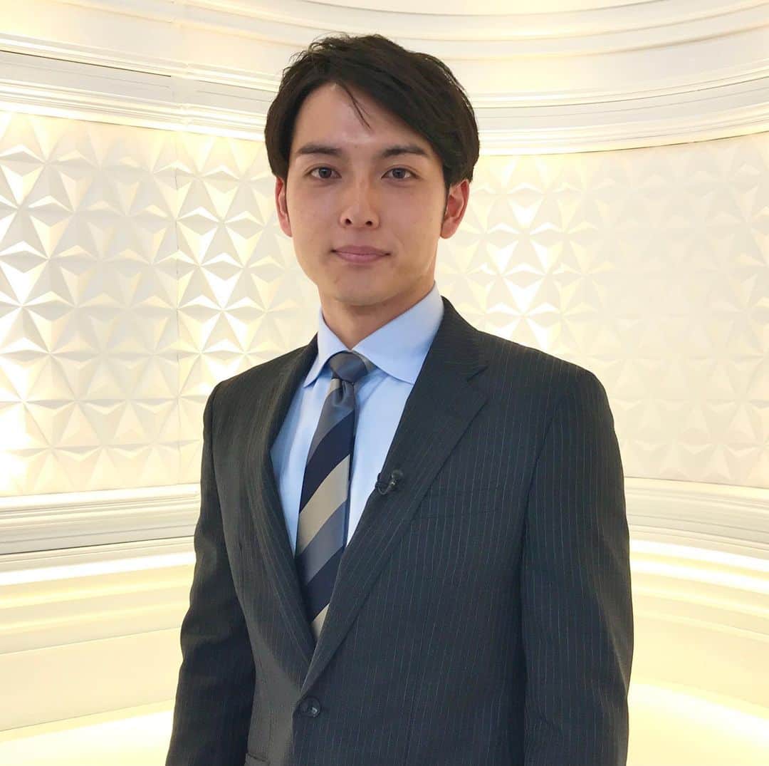 のインスタグラム：「. 【アナウンサーの衣装ってどうやって決めているの？】  毎日色々な衣装を着て番組に出演しているアナウンサー。 その衣装はどうやって決めているのか！ 小林廣輝アナにインタビューしてみました✨  Q.スーツの選び方は？ A.スタイリストさんと相談して1週間分のスーツを事前に決めています！  Q.ネクタイの柄などはどうやって決めている？ A.スタイリストさんが、派手ではないけど柄をうまく使って「若さ」を演出できるようなネクタイを選んでくれています！ 青系のネクタイが多いです👔  Q.ネクタイ以外でのこだわりは？ A.ネクタイだけでなく、胸ポケットに入れるハンカチーフも毎日変えているので、是非皆さんも注目してみてください👀✨  こだわりスーツ姿のコバヒロアナはもちろん、他のアナウンサーたちも色々な衣装を着ています☺️ そんなNスタ、今週もぜひご覧ください🙇‍♀️  #Nスタ #tbs #井上貴博 #ホラン千秋 #小林廣輝 #アナウンサー #衣装 #スーツ #ネクタイ #ハンカチーフ #こだわり」