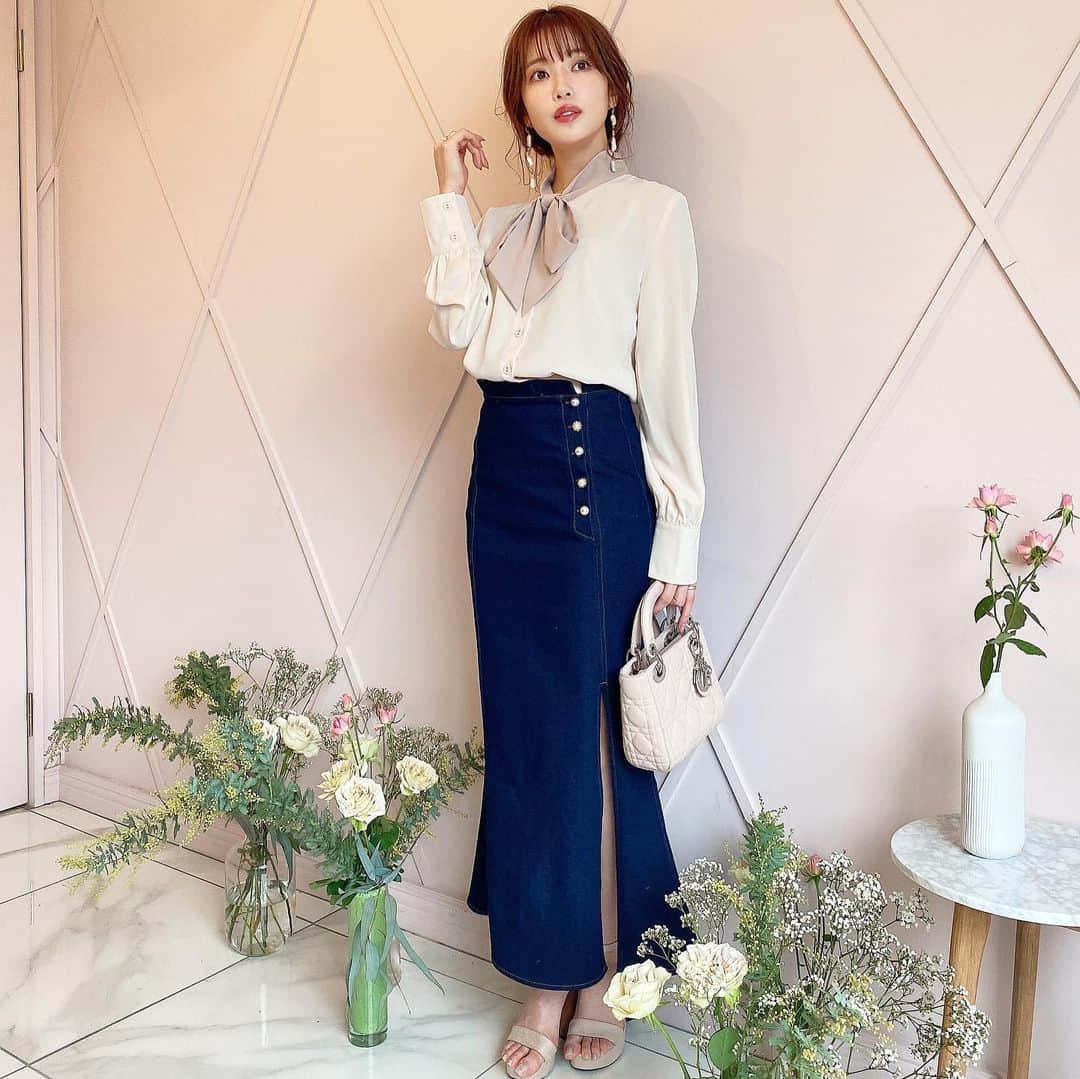 MICOAMERIのインスタグラム：「.﻿ 【リクエスト多数💗】﻿ ﻿ マーメイドシルエットが女性らしい…🪞♡﻿ "この春ぜひ着てほしいデニムスカート"﻿ ﻿ カジュアルになりすぎず、お手持ちの﻿ トップスと合わせて大人っぽく🌹﻿ ﻿ ﻿ #micoameri#ミコアメリ#舟山久美子#くみっきー#ファッション#モテコーデ#春デート#春コーデ#上品コーデ#スカート」