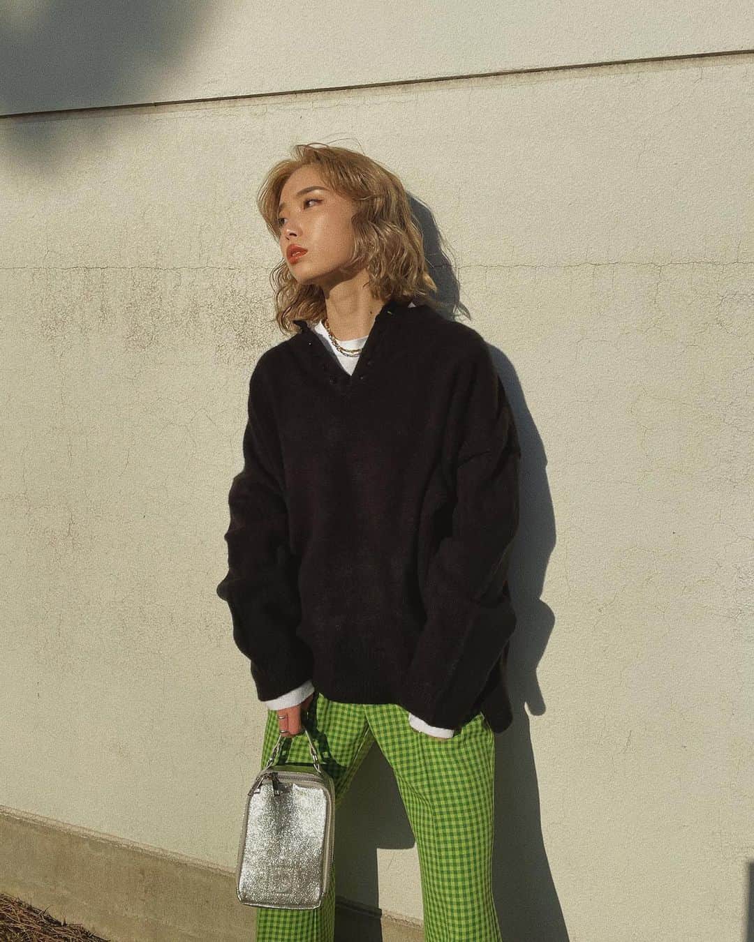 yuikoのインスタグラム：「今日の新作henry neck knit ネックのボタン開けてインナーみせ楽しんで着てね🖤 @flugge_official  ㅤㅤ バッグは @_edt_official 🔗シルバーのミニバッグには目がないです、意外としっかり物入って嬉しい◎」