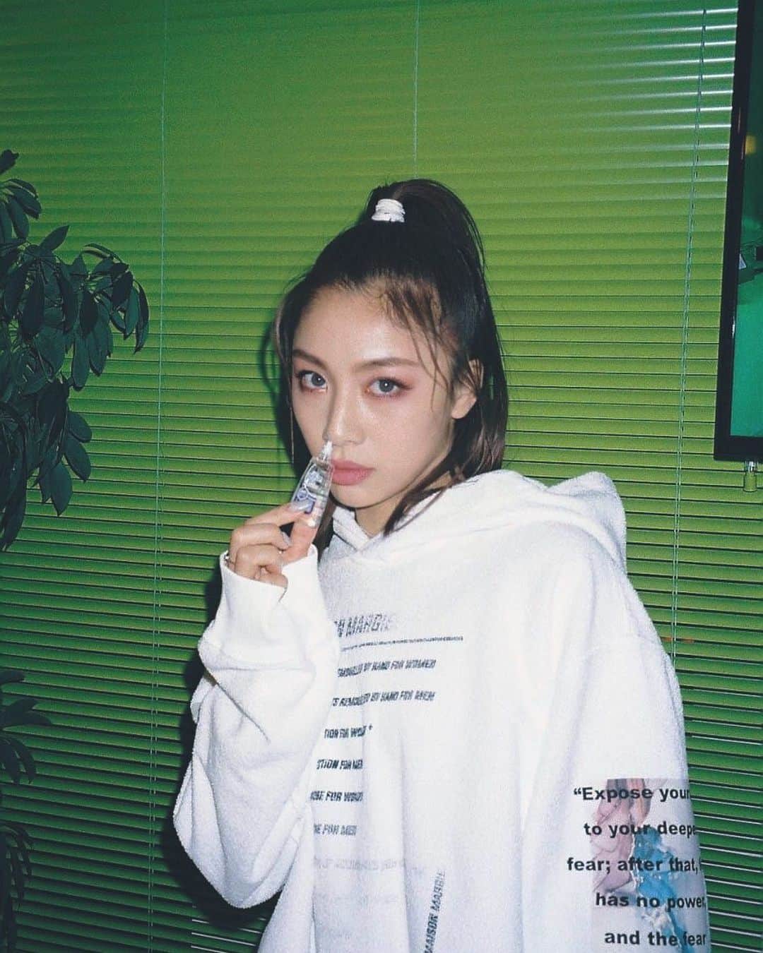 honoka のインスタグラム：「目薬ないと生きていけません めっちゃスースーするやつが好き。 みんなは自分の必須アイテムある？？  📸💕@hibiki_lol」