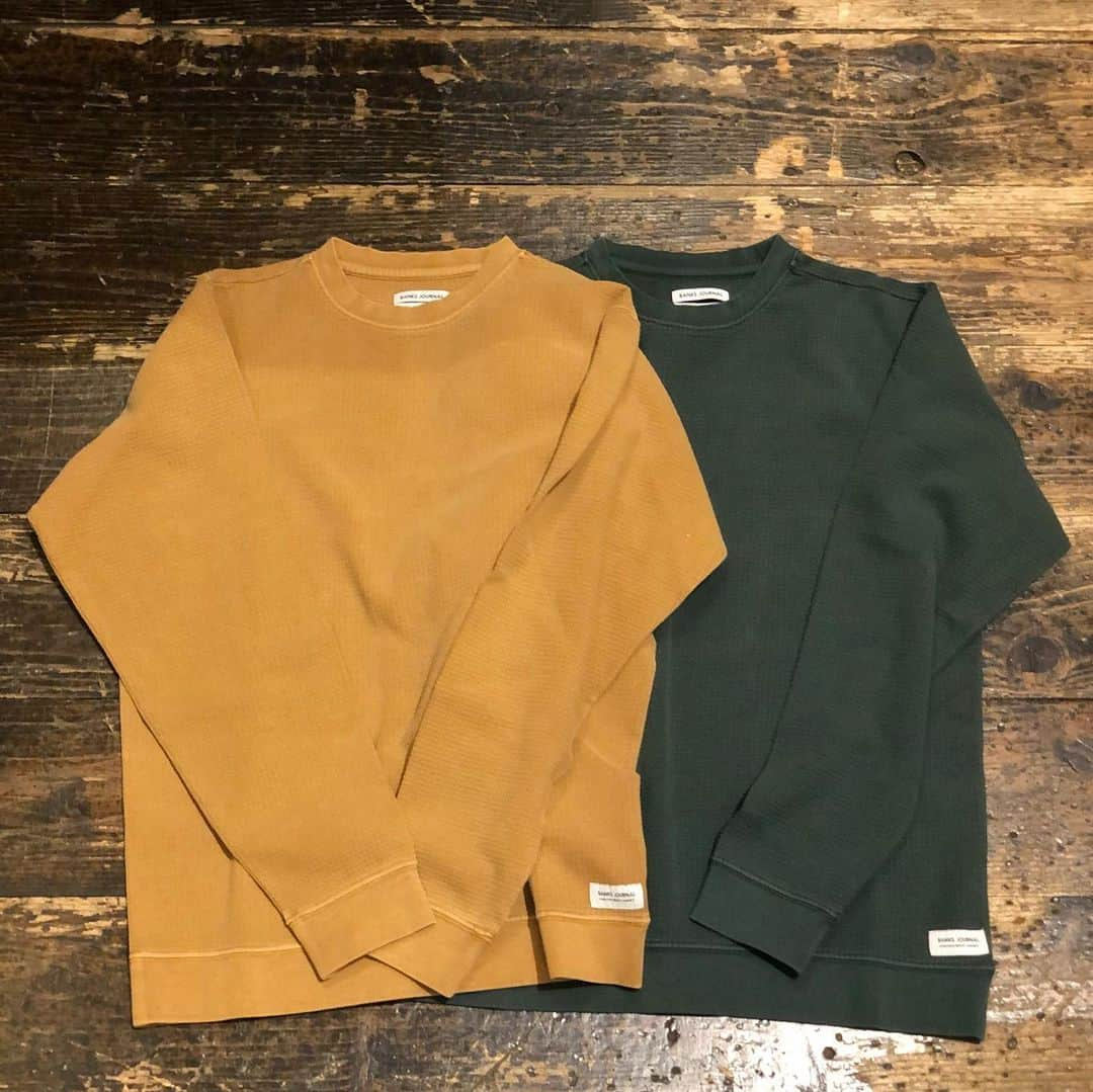 PORT of CALL Cafe&Store Tokyoのインスタグラム：「【21 SPRING BANKS JOURNAL】 NEW ARRIVAL 「PRESTON FLEECE」 BANKS JOURNAL の定番アイテムである PRESTON FLEECE。 以前のモデルからアップデートされ、裾にリブを備えたことで、暴風性が高まったのと、表情にボリュームが出るようになった。 今回の2色はどちらも色褪せたカラーリングになっており、こなれ感があって落ち着きを演出してくれる。 春はもうすぐ。 明るいトップスを身にまとい、皆さんの身の回りの春を探しに出てみては。 @poc_daikanyama #banksjournal #banks #new #spring #portofcall #portofcalldaikanyama #cafeandstore」