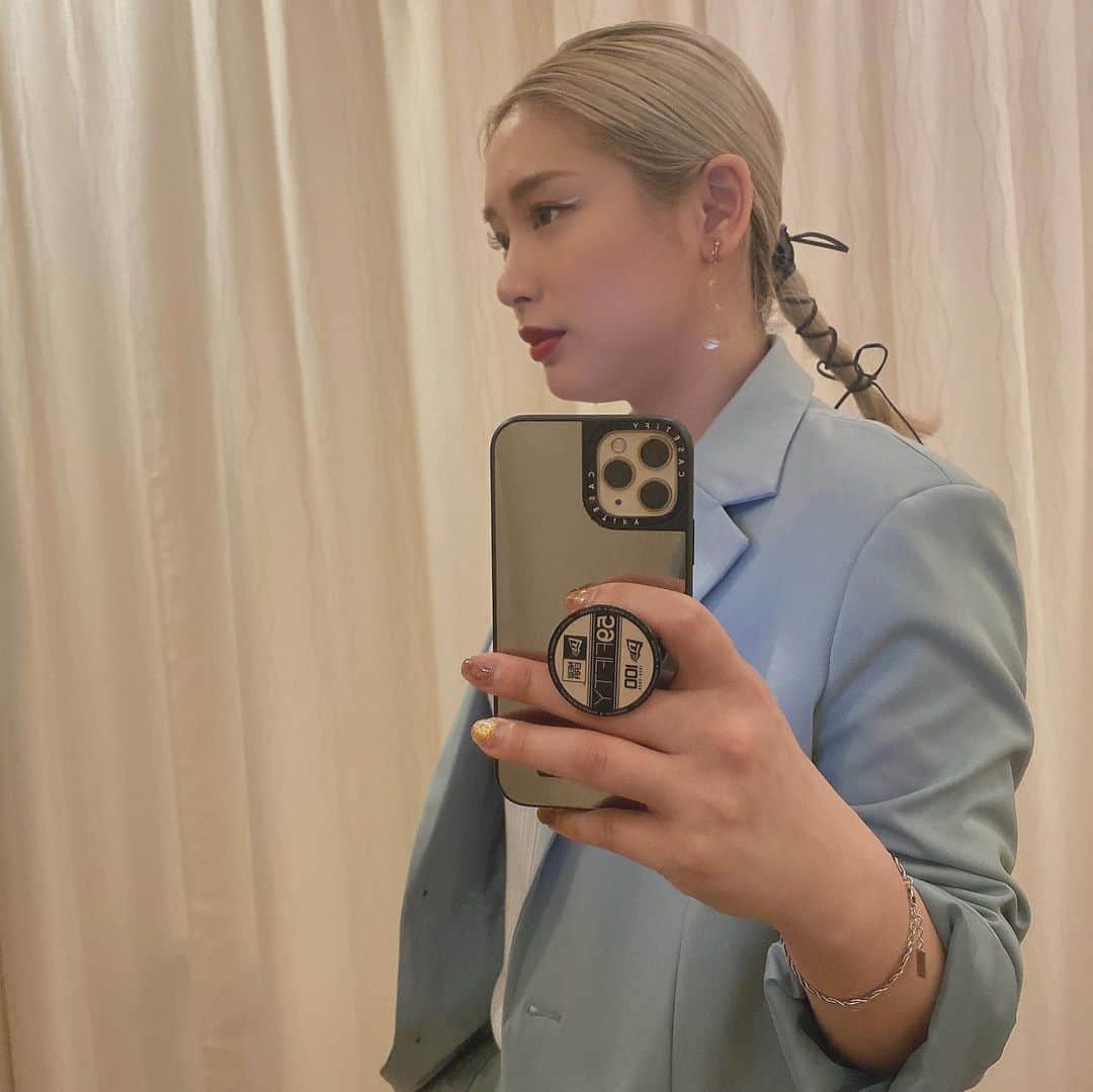 acaneのインスタグラム：「・ また白アイライン引くのに ハマっています。✔︎👩🏻‍🦳」