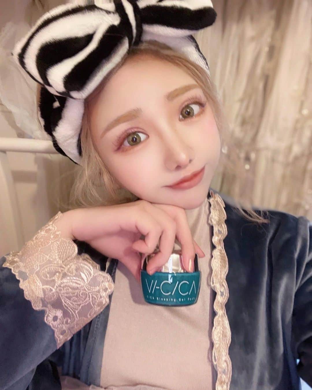 のインスタグラム：「・ 夜のスキンケアさぼりたい時に、代わりにスリーピングパックを使うようになった😴  お風呂の後ににそのまま使って寝れば、スキンケアせずに済む🌃えへへ〜  くまが使ってるスリーピングパックはVI-CICAというスリーピングジェルパックなんだけど、睡眠中に肌の修復と体内肌リズム強化を促進してくれるんだ✨  保湿しながらもダメージを受けた肌が修復されて赤みを抑えられる😌  ニキビができやすかったり、よく美容医療施術をうける人には嬉しい💓  朝、メイク前のパック時間がなくても、メイクのノリが良き♪  普段紫外線は老化とニキビ悪化しちゃう原因にもなるので、スキンケアサボっても、日焼け止めをお忘れずに☀️  #パック#スリーピングパック#保湿ケア#CICA#スキンケア#睡眠パック#ジェルパック#日焼け止め#コスメ#コスメレビュー#スキンケア #セルフケア#美肌ケア#保湿ケア#基礎化粧品 #保湿 #エイジングケア」