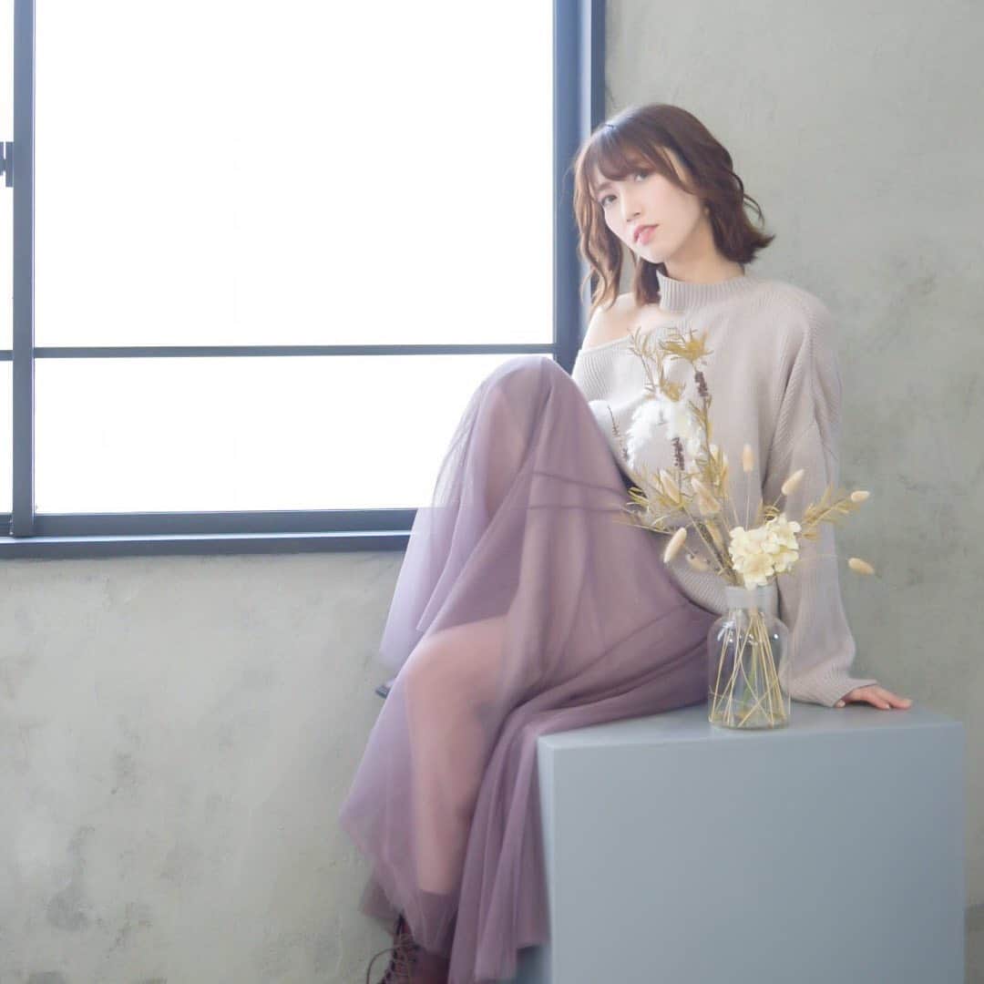 板野優花のインスタグラム：「Photo by @humptyloke さん ・ 数年ぶりにお会いしたけど 益々写真がお上手になってて 以前にも増して透明感ある写真を たくさん撮ってくださいました😭💓 ・ 雑誌の1ページみたいだよおおお！！✨ たくさんデータ頂いてどれ見ても ニヤニヤが止まらないの😂💕 ・ #aoichance撮影会 #シャドウライツ撮影会  #ポートレート #関西モデル #サロンモデル #イベントMC #撮影会モデル #ポトレモデル #カメラマンさんと繋がりたい #美容師さんと繋がりたい #有名になりたい #イベントmc #関西タレント #ポートレート好きな人と繋がりたい #ポートレートしま専科 #スタジオ撮影 #夢を叶える #あざとい #好きな仕事で生きていく #japanesegirl #kawaii  #ドライフラワー」