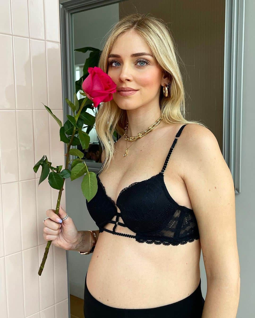 キアラ・フェラーニさんのインスタグラム写真 - (キアラ・フェラーニInstagram)「Pregnant mama 🌹 wearing the cutest bra from @intimissimiofficial Valentine’s collection 💝 Link in stories to shop it #MadeWithLove #ChiaraLovesIntimissimi #adv」2月8日 19時31分 - chiaraferragni