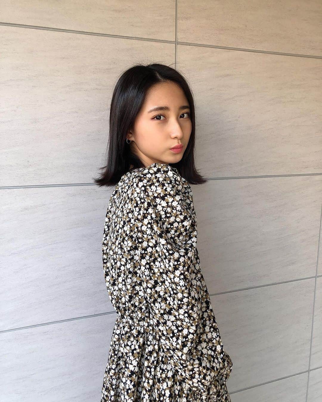 須藤紅のインスタグラム：「前の投稿からしばらく間が空いてしまいましたが、べには元気です😊 . . ある日のコーデ👢 . こういう服、初めて着た！ . . . #花柄ワンピース  #花柄ロングワンピース  #白ブーツ  #grl」