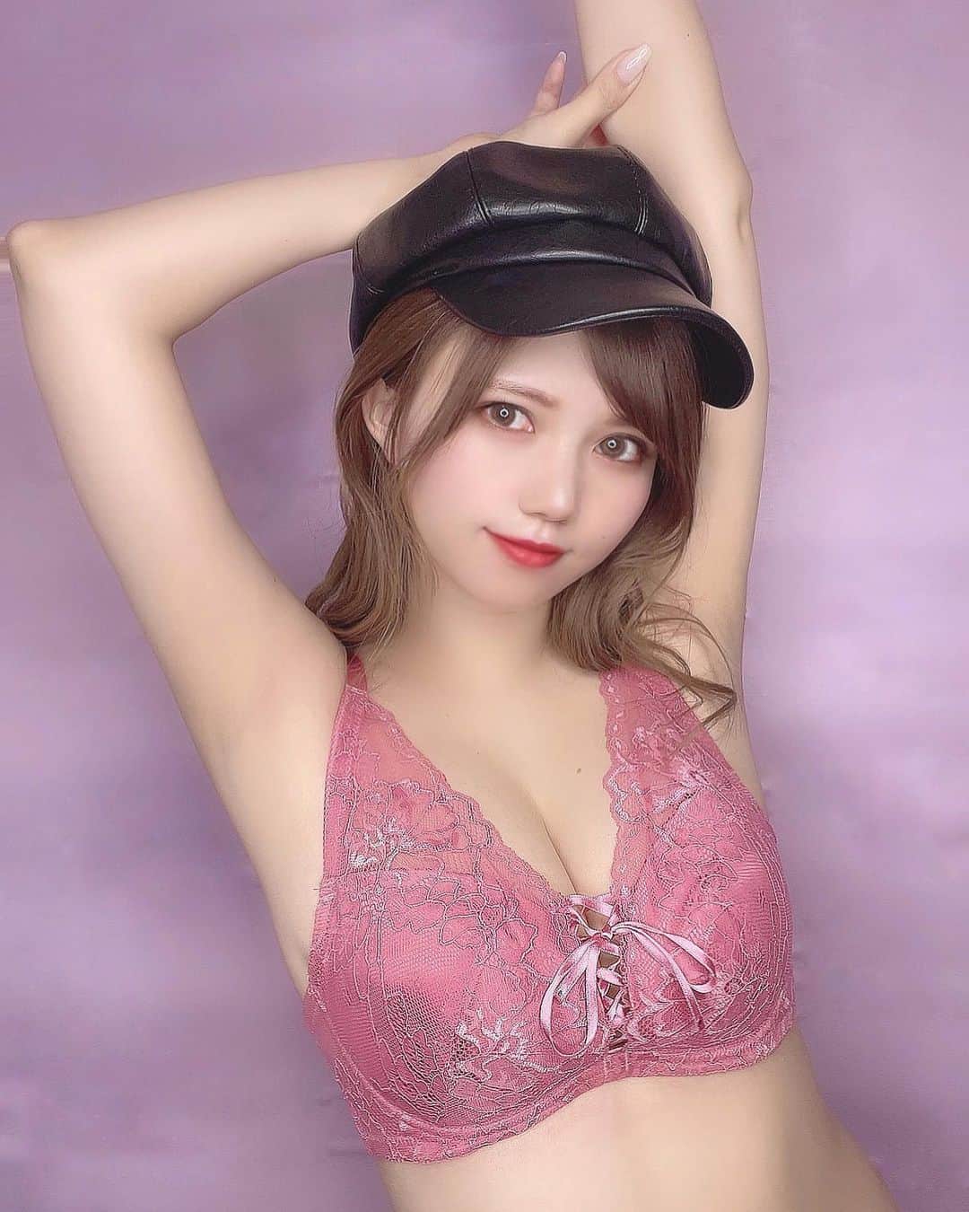 のインスタグラム：「..♡♡ . . fashion×gravure 最近お気に入りのwhip bunnyの ランジェリーですー🌷 . 真ん中のリボンが可愛いい！！ . 形もしっかりキープできて めちゃくちゃ綺麗に見える🥺 . 売り切れてたけど 再入荷でやっと買えました🍑！ . . #ランジェリー #下着 #whipbunny #ホイップバニー #明日花キララ #キャスケット #グラビア #gravure #あざとい #あざとかわいい #ビジョビ」