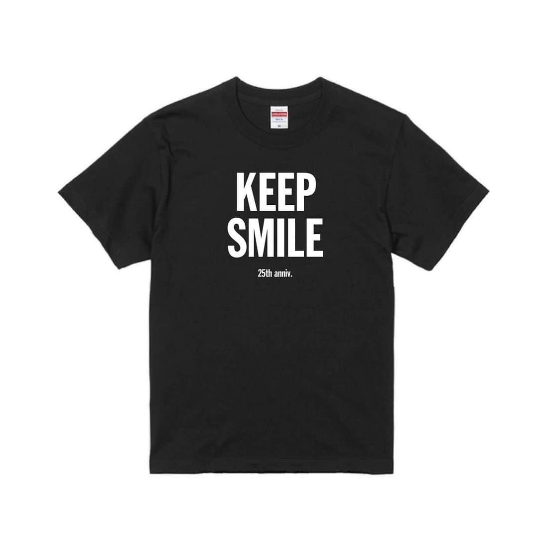浅田信一のインスタグラム：「「KEEP SMILE」Tシャツ✨  SMILE25周年ライブは再び延期になってしまいましたが、アニバーサリーTシャツを販売することにしました✌️  「KEEP SMILE」は閉塞感漂う今だからこそ胸にしてもらいたいスローガンです🌈  予約販売のみ📱 是非ご検討ください😎 というか買ってね！  詳細はオフィシャルサイトで🌐 www.asashin.net  インスタはプロフのリンクから➡️」