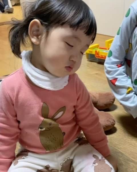 パク・タミのインスタグラム：「- 제가 오남매거든요~ 위로 언니 둘이 있고 아래로 남동생 둘이 있는 저는 얼굴도 안보고 데려간다는 셋째딸입니다.🤣 줄줄이 딸을 낳은 울 엄마 저 낳고 8년후 아들을 낳았는데, 엄마의 간절한 마음에 위로 선물 화끈하게 주신건지, 아들을 둘이나 주신거죠. 한꺼번에. . 네~ 제 남동생은 쌍둥이예요. 큰언니랑 13년 차이가 나는 늘 어리게만 느껴지던 막둥이가 아빠가 되었는데, 또 쌍둥이를 낳았어요. 정말 정말 다르게 예쁘게 생긴, 딸쌍둥이 서아&지아 서아는 엄마를 닮고, 지아는 아빠를 닮았는데, 우리 주하가 제 막내남동생하고 되게 닮았거든요? 무한반복으로 보고싶은 이 영상의 주인공은 서아일까요? 지아일까요? ㅎㅎㅎ  애들 숙제 감시하면서, 엄마는 인스타중 . . . 억울하면 니들도 커서 해~~😝」