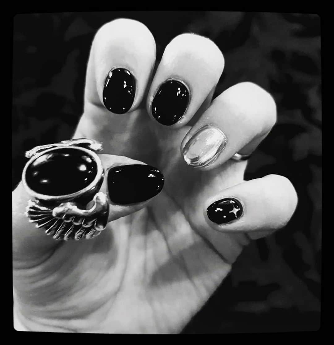 のインスタグラム：「One of my favourite pictures I received recently was from @ficorcor  The ring belonged to her late father and Fi has kept it with her every day since in her purse or on a chain for 15 years! In his memory they set up the Black and Chrome Memorial Fund to help raise funds to treat a friend of his suffering from a brain injury. Apparently, her dad worked locally to our shop at a time and used to visit us on lunch breaks ☀️ What a lovely sentiment and memory attached to this Crazy Pig Designs ring 🖤」