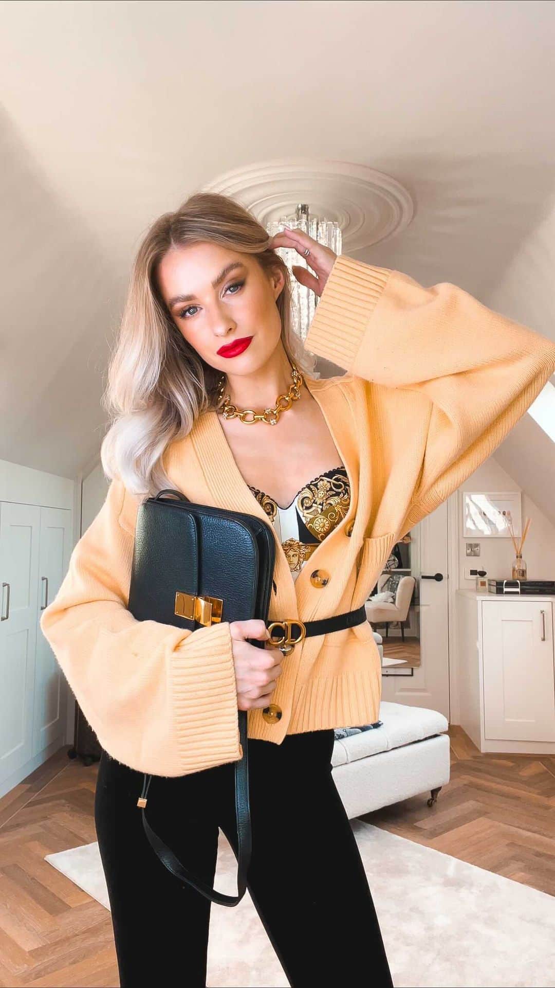 ビクトリアのインスタグラム：「That yellow and black combo, just remixed 😍 Btw if you ever want to shop my reels, I story every single item with swipe ups. And then I save them in the ‘outfit links’ highlights, so just have a peek in those if you like something I wore ❤️ . #WhatIWouldBeWearing #celine #blackhole #dior #versace #grwm」
