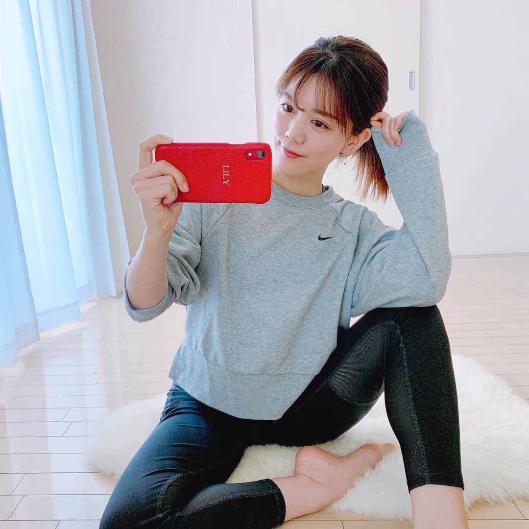 上坂由莉のインスタグラム：「﻿ おうち時間が増えた去年から﻿ おうちにいる時もヨガウェアやスポーツウェアで﻿ いる事が多くなりました🤗🎽﻿ ﻿ ﻿ パソコン仕事と無縁だった私が﻿ 今年から増えるようになってやぁぁぁあっと﻿ 生徒さんがよくおっしゃってた、 目の疲れや首肩が痛くなる…﻿ というか症状がわかるようになりました😰🤯﻿ 目は本当ダイレクトにきますね💻﻿ ﻿ ﻿ 部屋着をスポーツウェアにしておく事で﻿ パソコン仕事で疲れたら﻿ すぐヨガやストレッチ、トレーニングができるし﻿ リモートワークの方…おすすめです😎✨笑﻿ 集中力が切れた時とかすぐ運動に切り替えれる🥰﻿ ﻿ ﻿ 年末買ったナイキのトレーナーお気に入り🤍﻿ バックスタイルが可愛い〜😍﻿ ﻿ ﻿ #yogateacher #yogainstructor #sportswear #nikewear﻿ #おうち時間 #リモートワーク #スポーツウェア #トレーニング﻿ #ヨガ #ヨガ講師 #ヨガウェア #ヨガトレ #肩こり #宅トレ﻿」