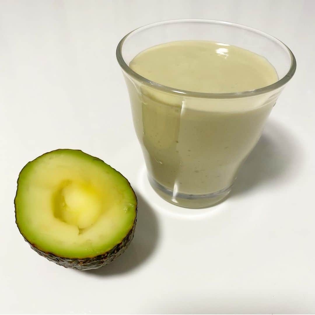 漆畑瑠菜のインスタグラム：「・ 最近簡単にできるスムージー作りにハマってます😋  🍏🍎🍐🍊🍋🍌🍉🍇🍓🍈🍒🍑🍅 #スムージー#スムージーダイエット #スムージー生活#スムージーレシピ  #アボカド#バナナ#豆乳#フルーツ #いちご#ブルーベリー#豆乳 #ヨーグルト#はちみつ#氷 #美肌#女性ホルモン#美白 #デトックス#疲労回復#ダイエット #美容#美容好きな人と繋がりたい  🍏🍎🍐🍊🍋🍌🍉🍇🍓🍈🍒🍑🍅」