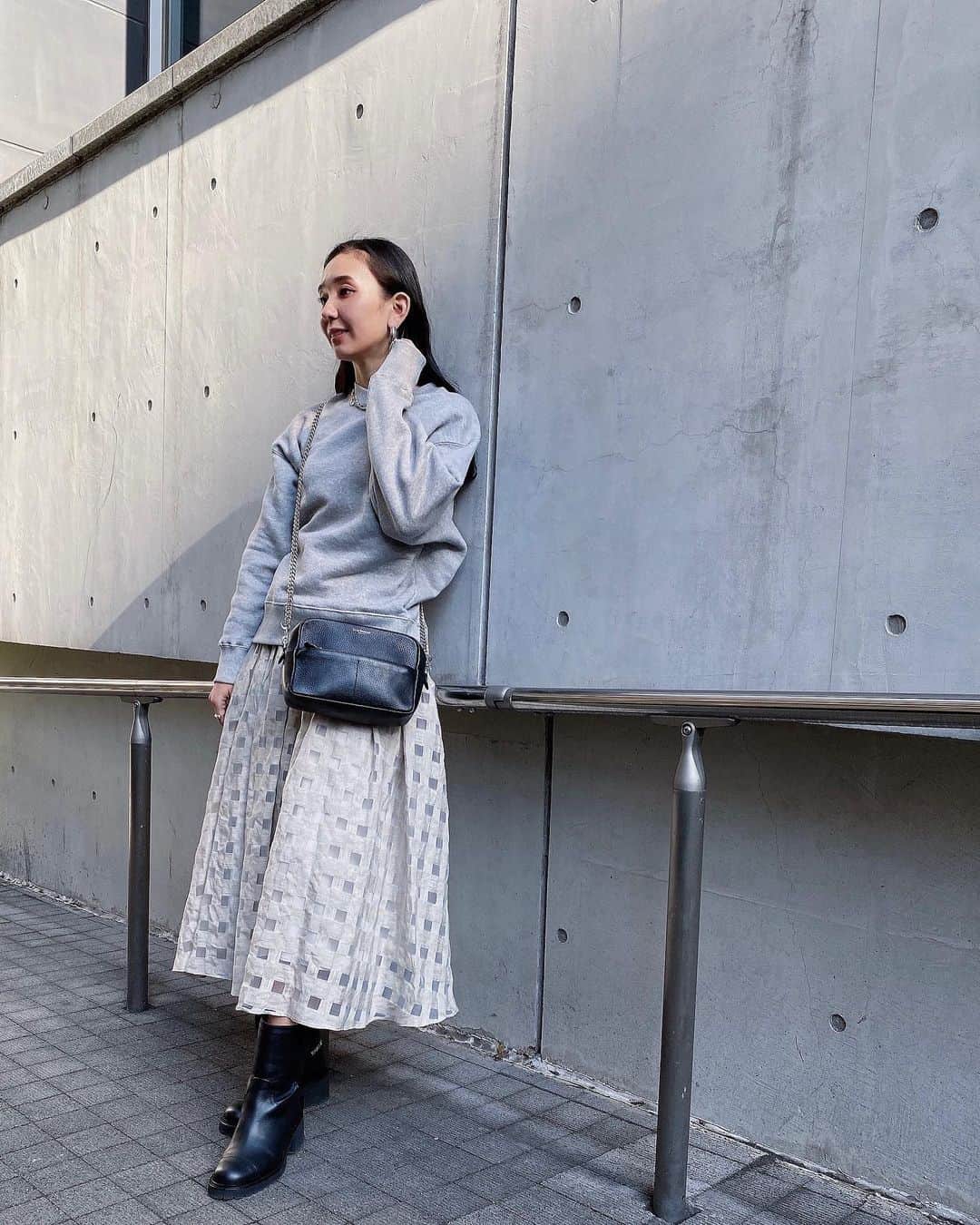 鈴木詩織のインスタグラム：「春気分だったのでシアーチェックのスカートを✔︎  合わせるトップスによってかなり雰囲気が変わりそうなスカート🙆🏾‍♀️ 私は甘くなりすぎないようにスウェットとシルバーアクセでバランスを取ってみました🤍  個人的には夏になったら黒Tに黒ビーサンを合わせて着てみたいなと思ってます🤭  tops / @zara skirt / @mystrada_official  boots / @chanelofficial  bag / @jandmdavidson  ﻿ ﻿  #コーデ部#コーデ日記#162cmコーデ#シアースカート#スウェットコーデ#zara#mystrada#CHANEL#jandmdavidson#マイストラーダ#ジェイアンドエムデヴィッドソン#春コーデ#スカートコーデ#ショートブーツコーデ」