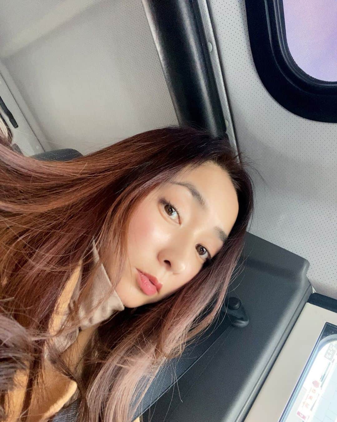 チン・ジェヨンのインスタグラム：「. 지난주 서울미팅을떠나 오늘에야 컴백홈.  긴여정 정말 많은미팅을마치고 며칠만에 인스타인데  인스타가 온통 릴스세상인게 더신기해요. 참으로 빠른세상 🤧 에효.  오늘 너무추웠는데 수고한 오늘은 일단 기절쓰 🌙  . . #진재영_제주지엔느  .」