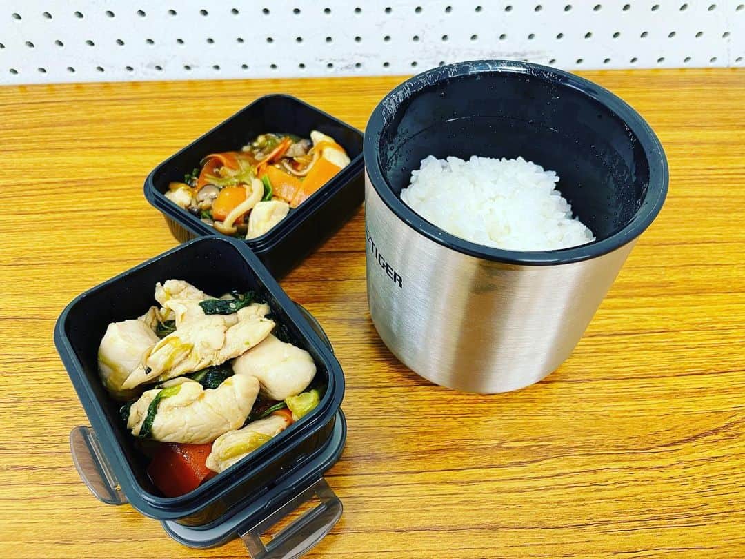 沢村玲/REIのインスタグラム：「今日のお弁当！  cookpadから"鶏ささみの野菜たっぷり照り焼き"でーす！  つくれぽとかもあげていくからよろしくね！  cookpadのリンクはプロフィールから！  #お弁当  #料理男子  #料理上手になりたい」